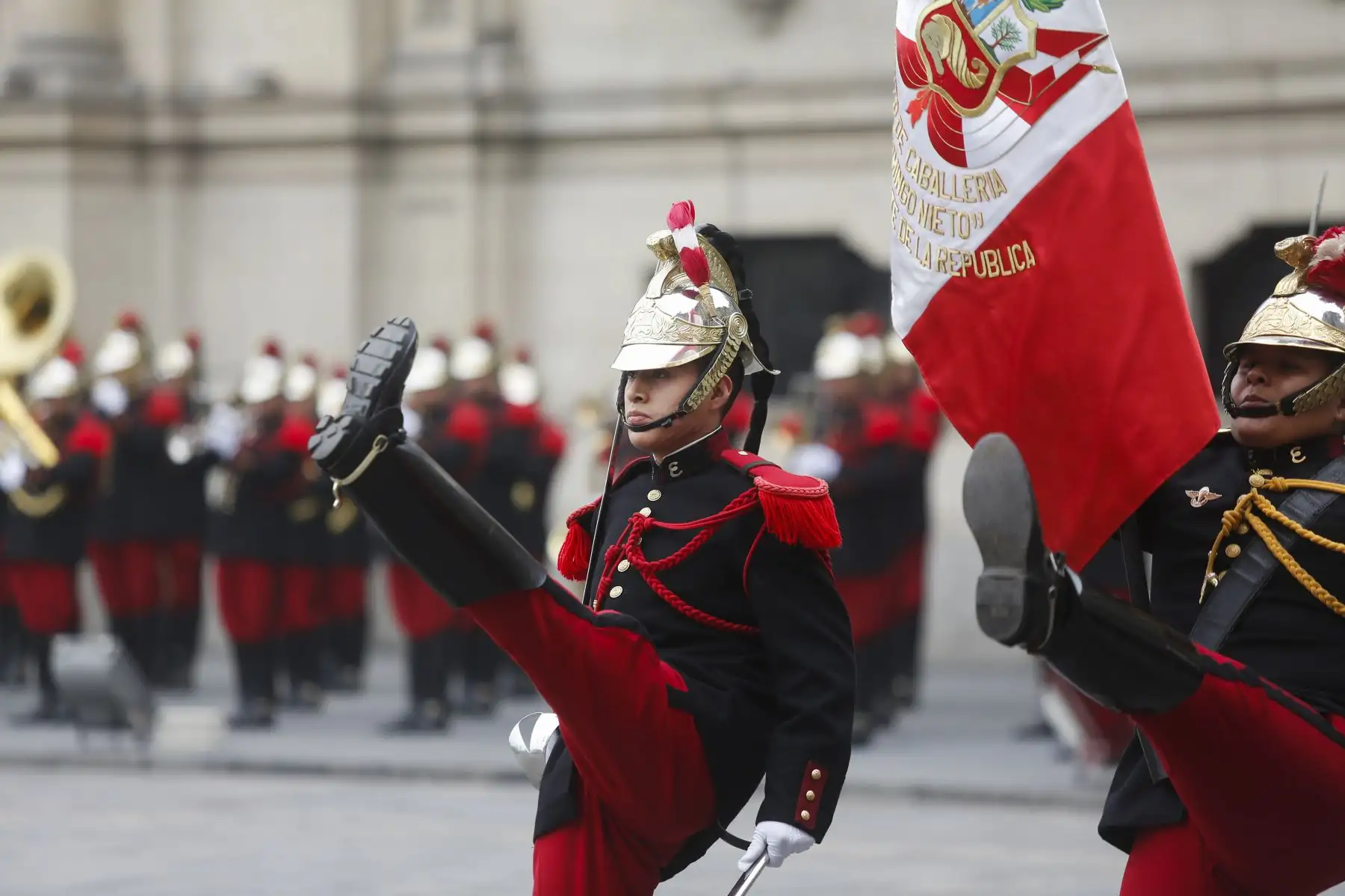 También se encargan del tradicional Cambio de Guardia en Palacio de Gobierno, donde sus integrantes hacen gala de su gallardía y porte que poseen, al compás de las piezas musicales que interpreta la Compañía Musical de Fanfarria de Caballería, conocida como La Farandola.Foto: ANDINA/Carla Patiño/Prensa Presidencia