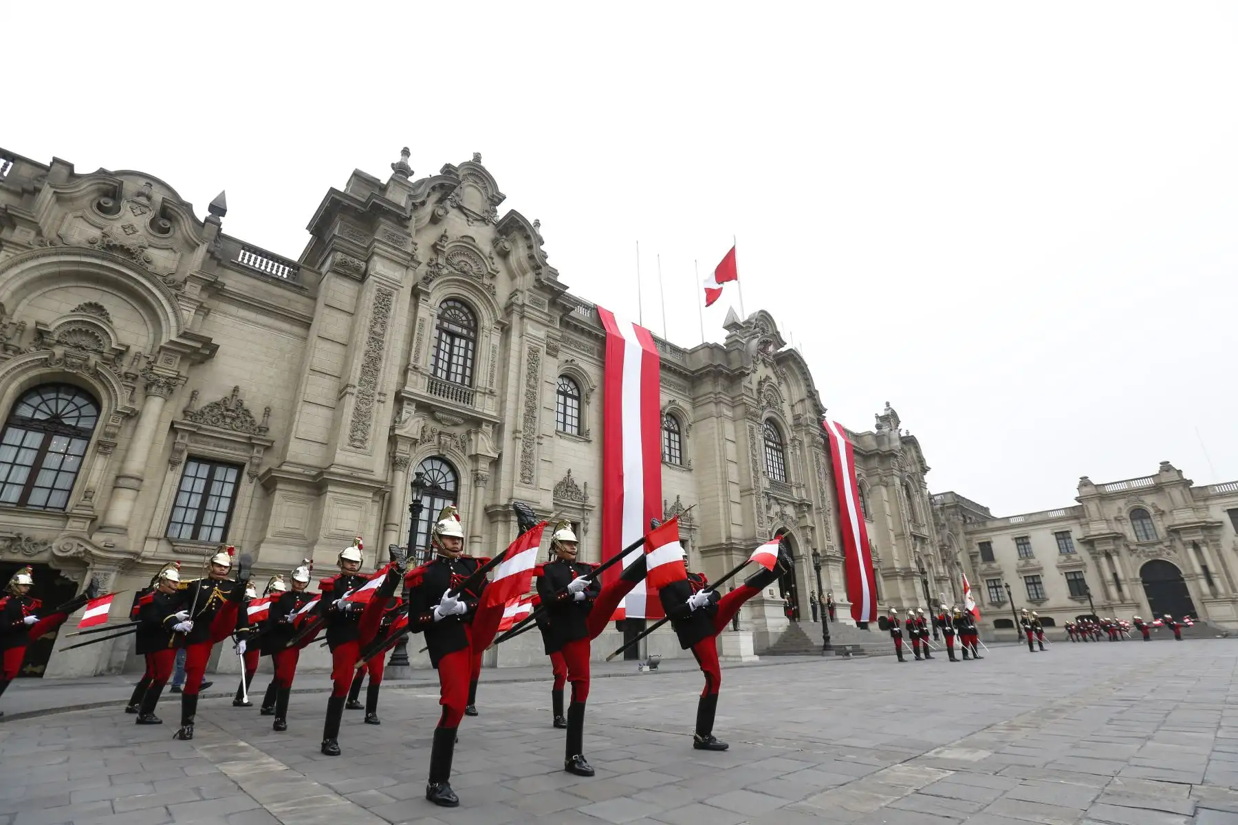 También se encargan del tradicional Cambio de Guardia en Palacio de Gobierno, donde sus integrantes hacen gala de su gallardía y porte que poseen, al compás de las piezas musicales que interpreta la Compañía Musical de Fanfarria de Caballería, conocida como La Farandola.Foto: ANDINA/Carla Patiño/Prensa Presidencia