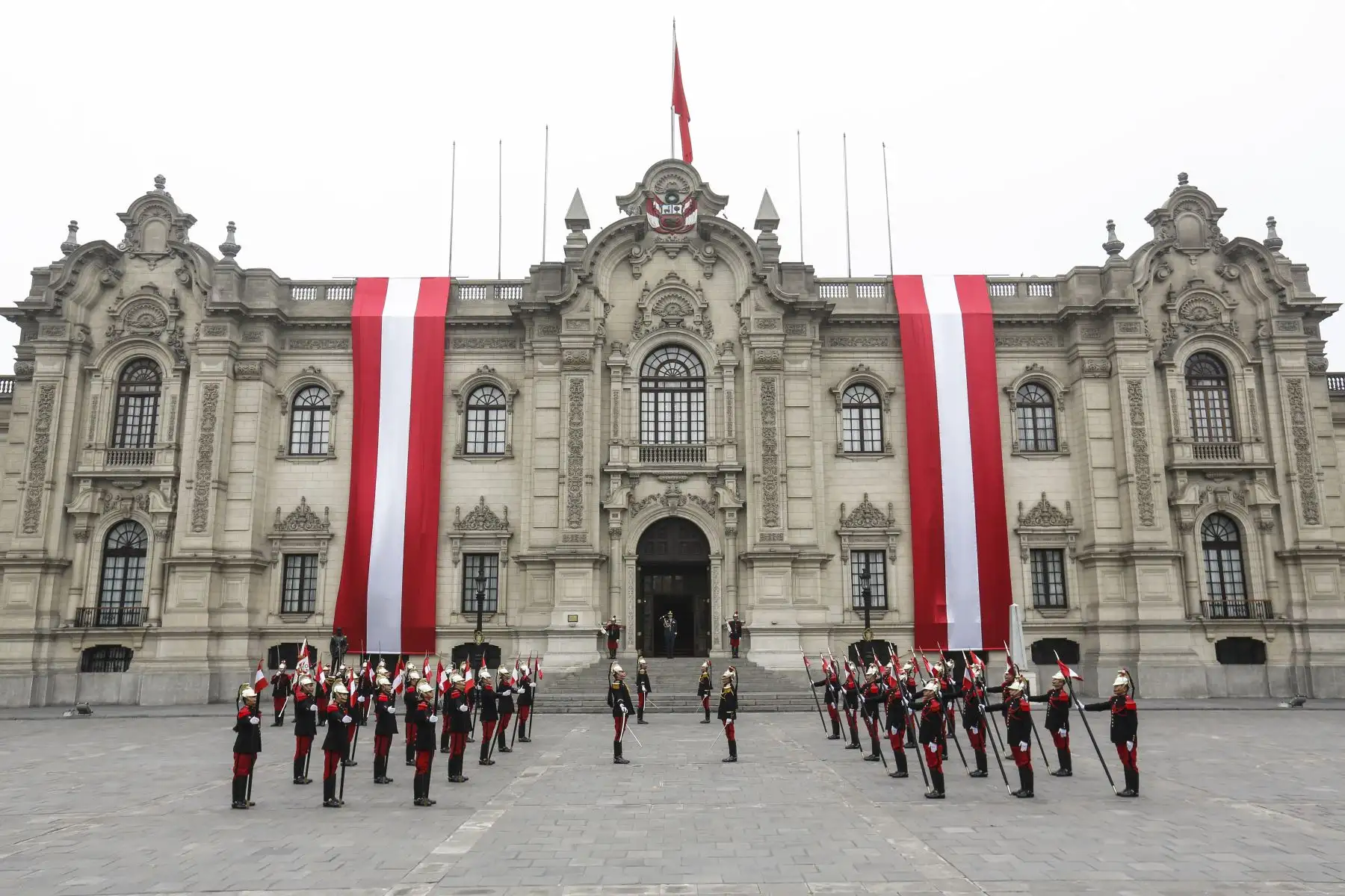 Actualmente, esta ceremonia de relevo se ha convertido en un acto protocolar de civismo y patriotismo, y es considerada un atractivo turístico que concita la atención de nacionales y extranjeros.
Foto: ANDINA/Carla Patiño/Prensa Presidencia