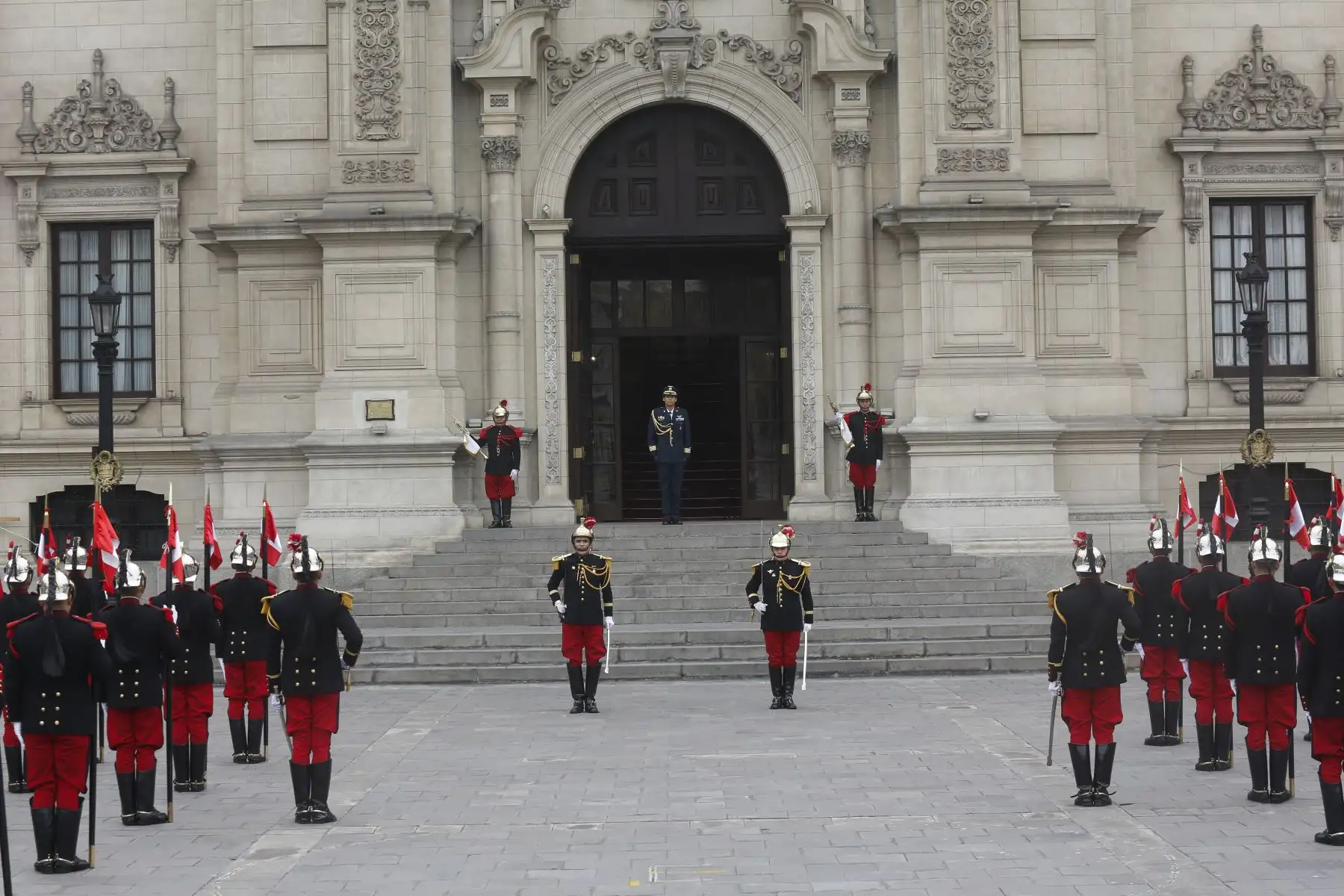 Actualmente, esta ceremonia de relevo se ha convertido en un acto protocolar de civismo y patriotismo, y es considerada un atractivo turístico que concita la atención de nacionales y extranjeros.
Foto: ANDINA/Carla Patiño/Prensa Presidencia