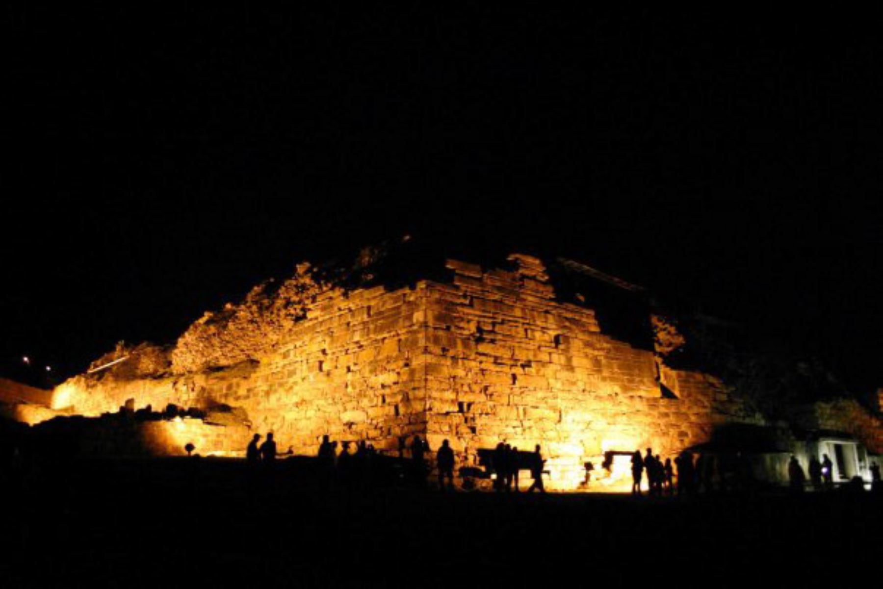 El complejo arqueológico Chavín de Huantar, ubicado en Áncash, ofrece recorridos nocturnos durante el feriado por Fiestas Patrias. ANDINA/Difusión