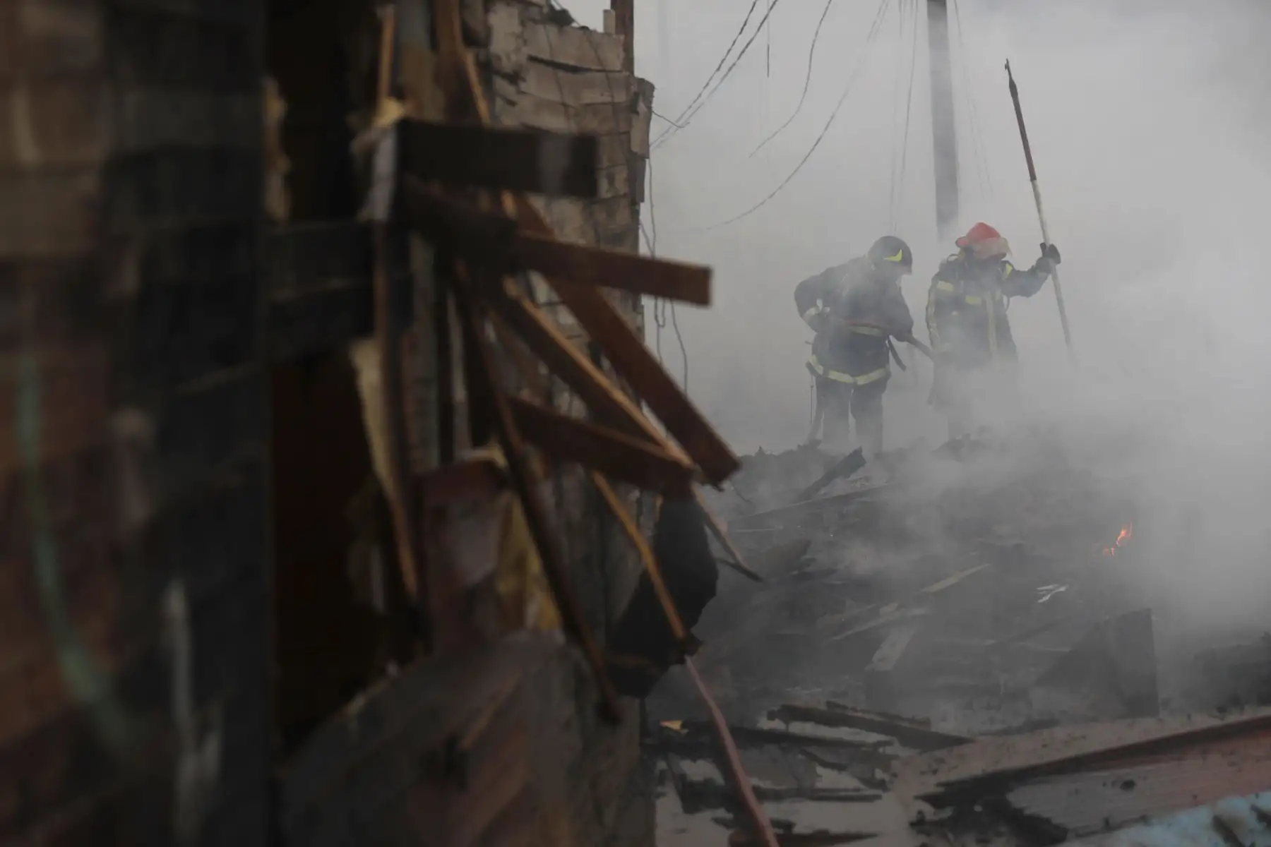 Bomberos trabajan intensamente para apagar el incendio que consume más de 200 viviendas en el Callao. Foto: ANDINA/Josue Ramos