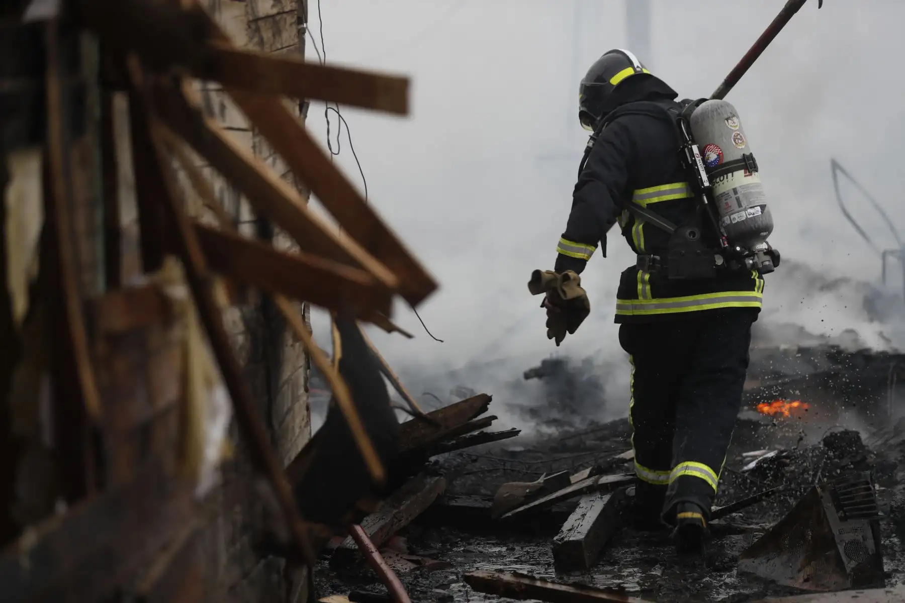 Bomberos trabajan intensamente para apagar el incendio que consume más de 200 viviendas en el Callao. Foto: ANDINA/Josue Ramos