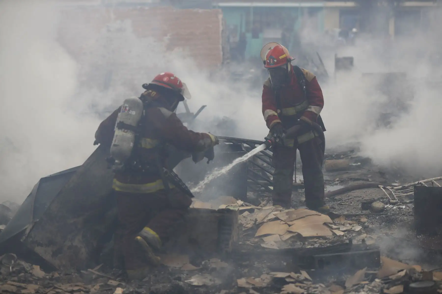 Bomberos trabajan intensamente para apagar el incendio que consume más de 200 viviendas en el Callao. Foto: ANDINA/Josue Ramos