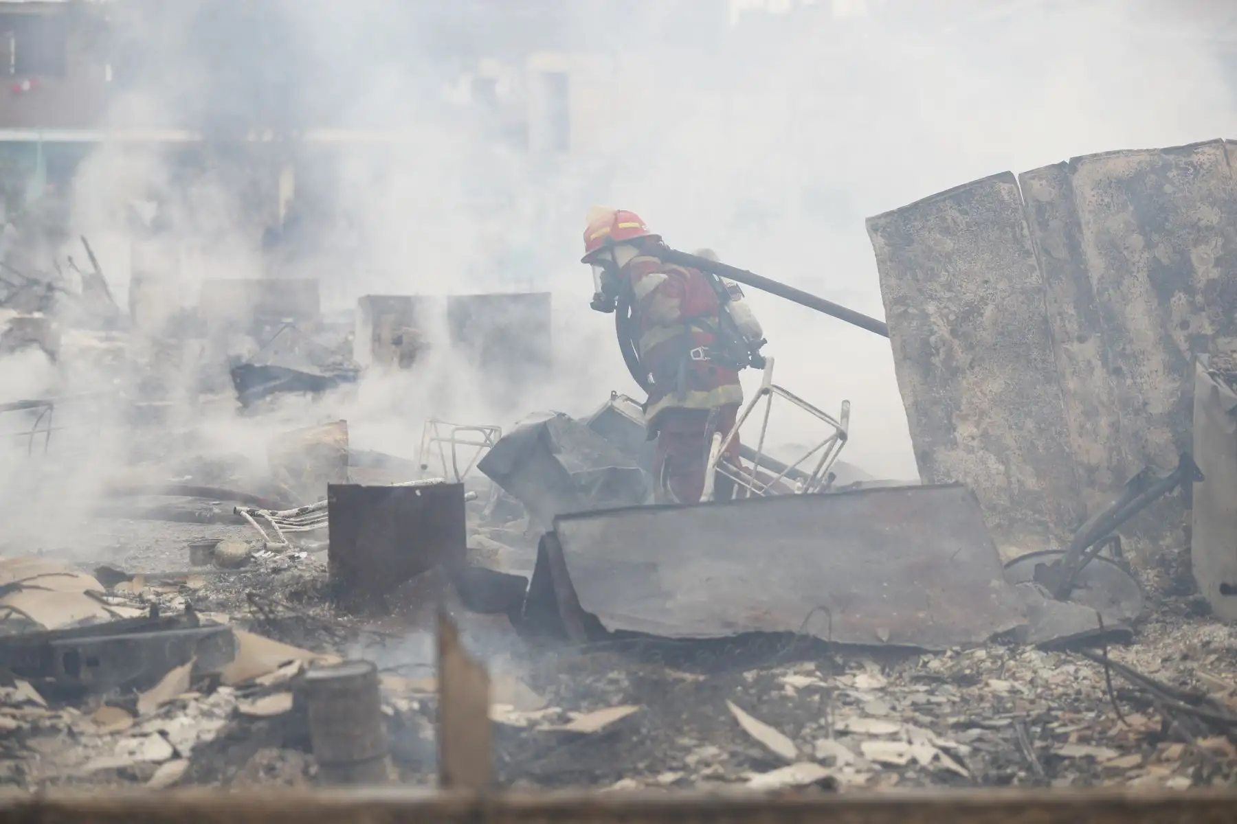 Bomberos trabajan intensamente para apagar el incendio que consume más de 200 viviendas en el Callao. Foto: ANDINA/Josue Ramos