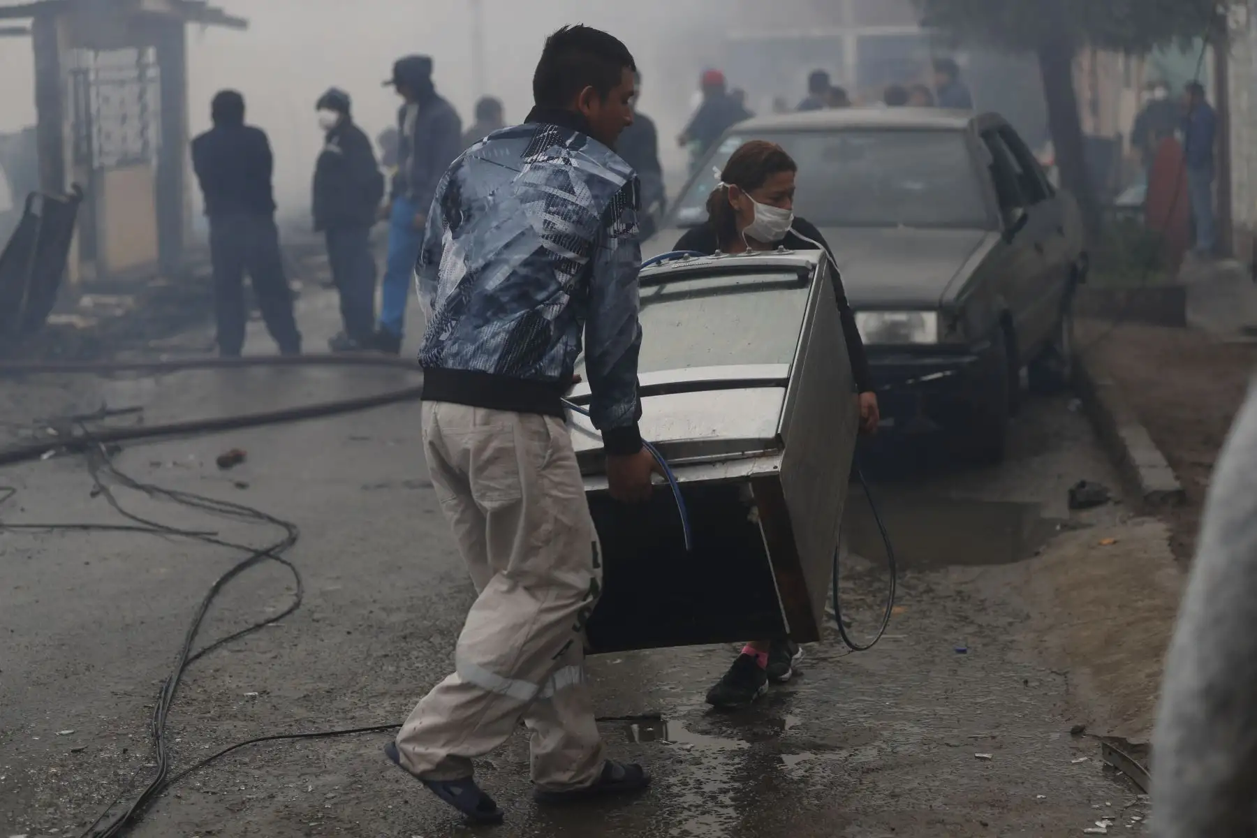 Bomberos trabajan intensamente para apagar el incendio que consume más de 200 viviendas en el Callao. Foto: ANDINA/Josue Ramos