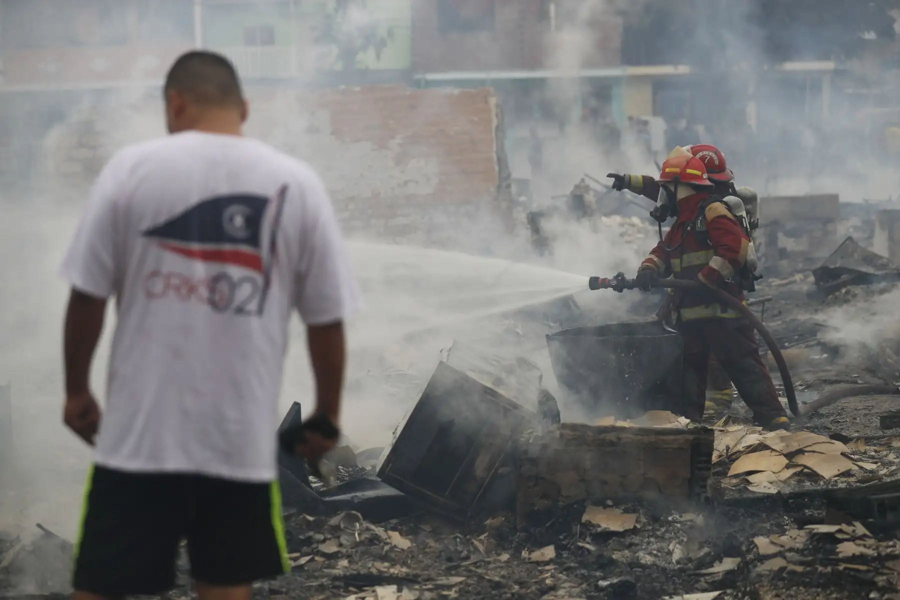 Bomberos trabajan intensamente para apagar el incendio que consume más de 200 viviendas en el Callao. Foto: ANDINA/Josue Ramos