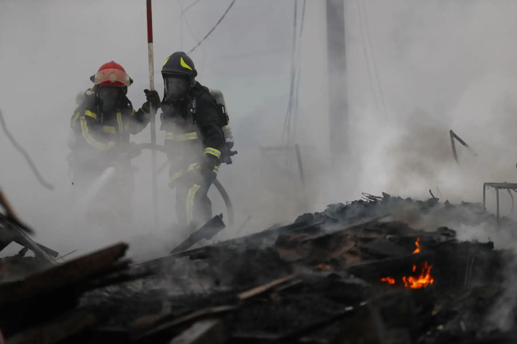 Bomberos trabajan intensamente para apagar el incendio que consume más de 200 viviendas en el Callao. Foto: ANDINA/Josue Ramos