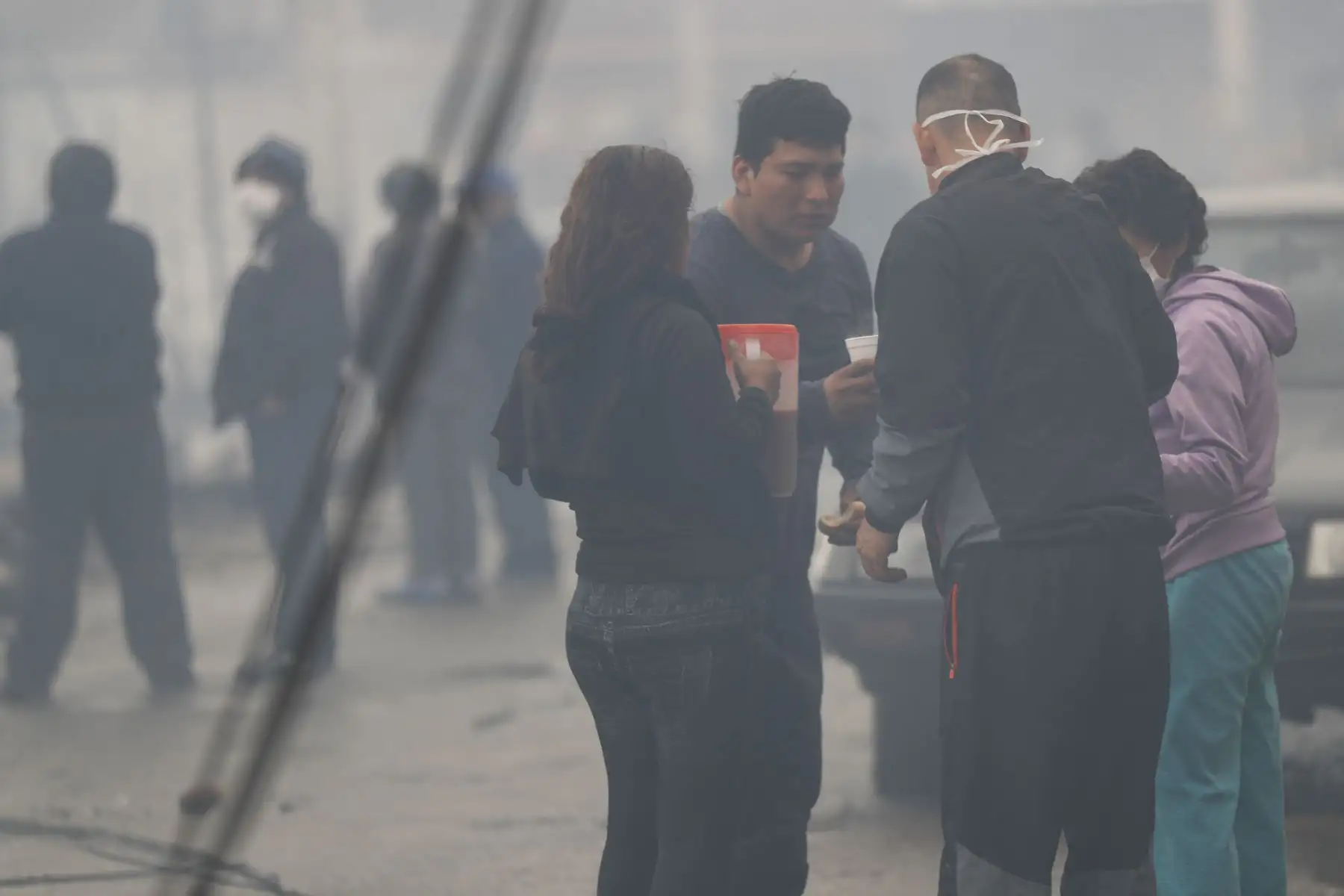 Bomberos trabajan intensamente para apagar el incendio que consume más de 200 viviendas en el Callao. Foto: ANDINA/Josue Ramos
