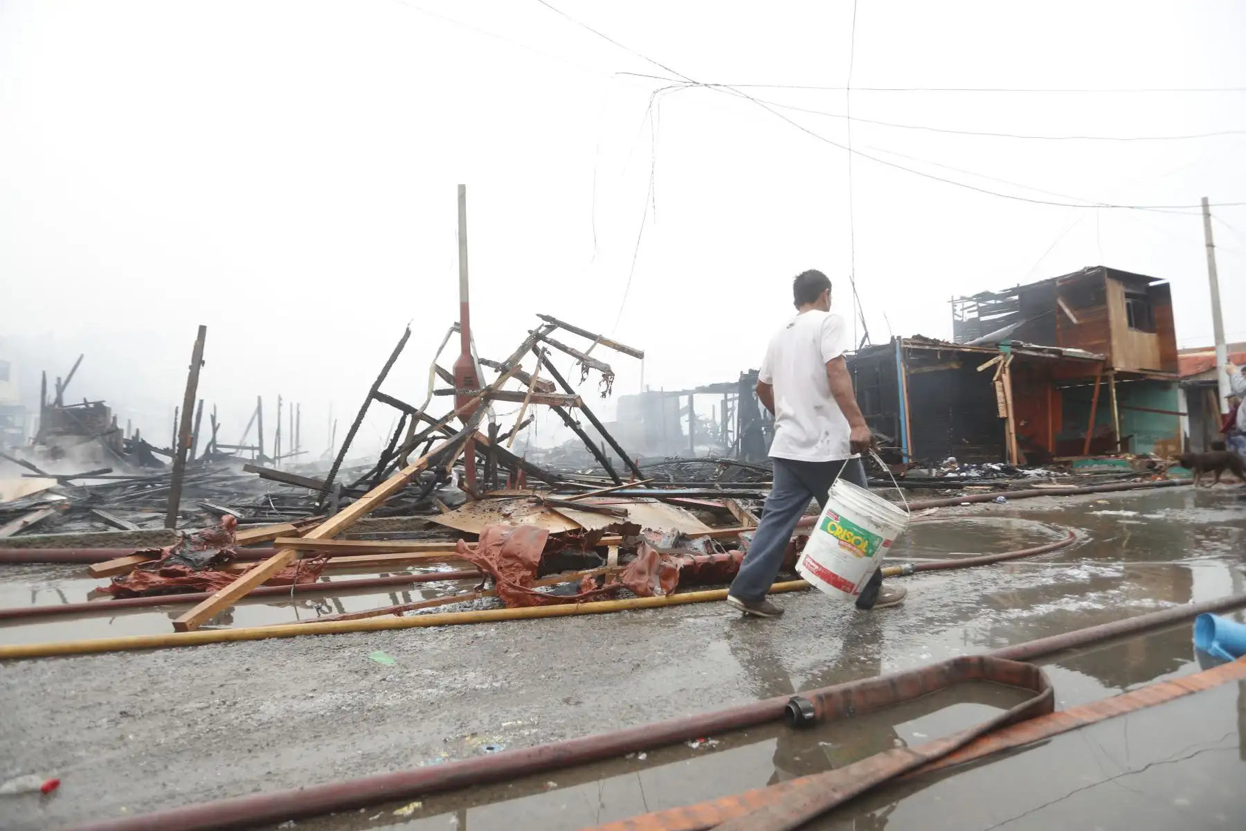 Bomberos trabajan intensamente para apagar el incendio que consume más de 200 viviendas en el Callao. Foto: ANDINA/Josue Ramos
