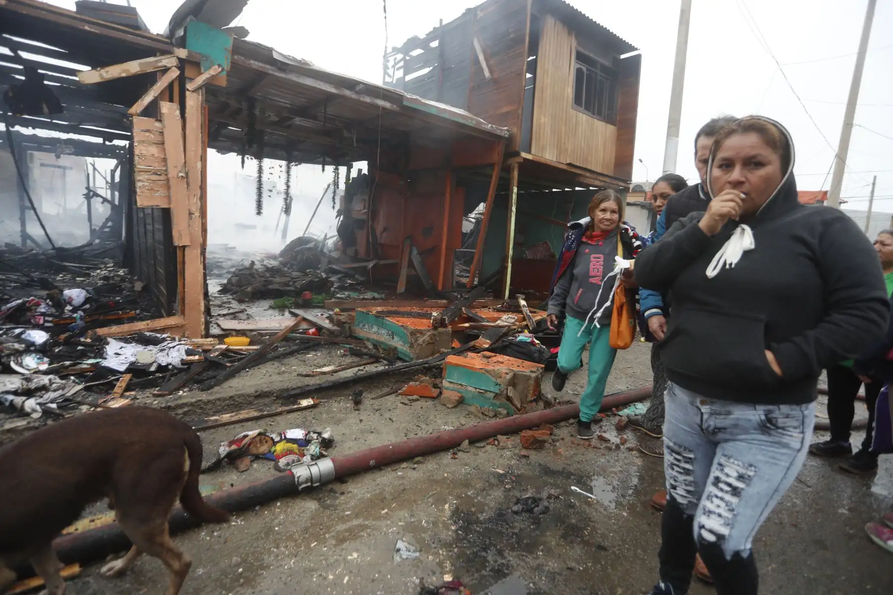 Bomberos trabajan intensamente para apagar el incendio que consume más de 200 viviendas en el Callao. Foto: ANDINA/Josue Ramos