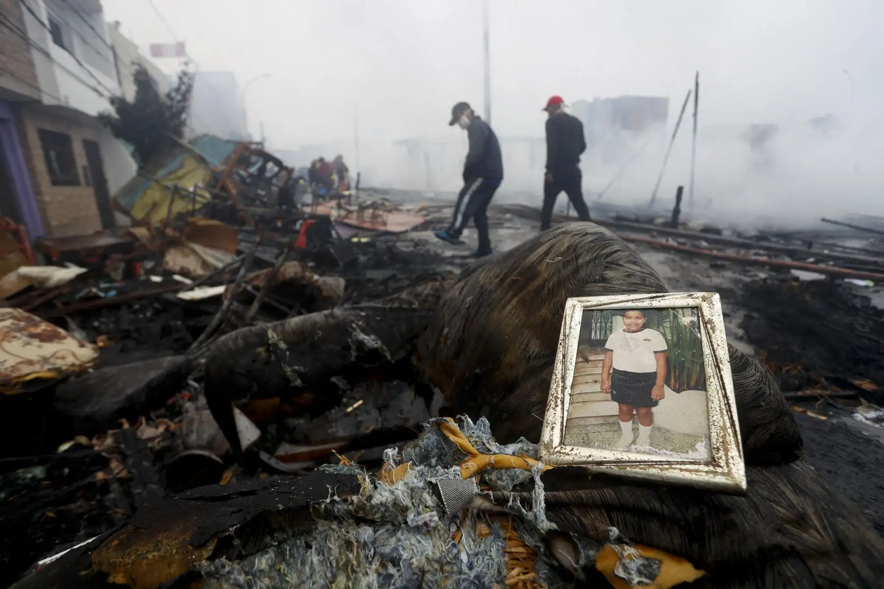 Bomberos trabajan intensamente para apagar el incendio que consume más de 200 viviendas en el Callao. Foto: ANDINA/Josue Ramos