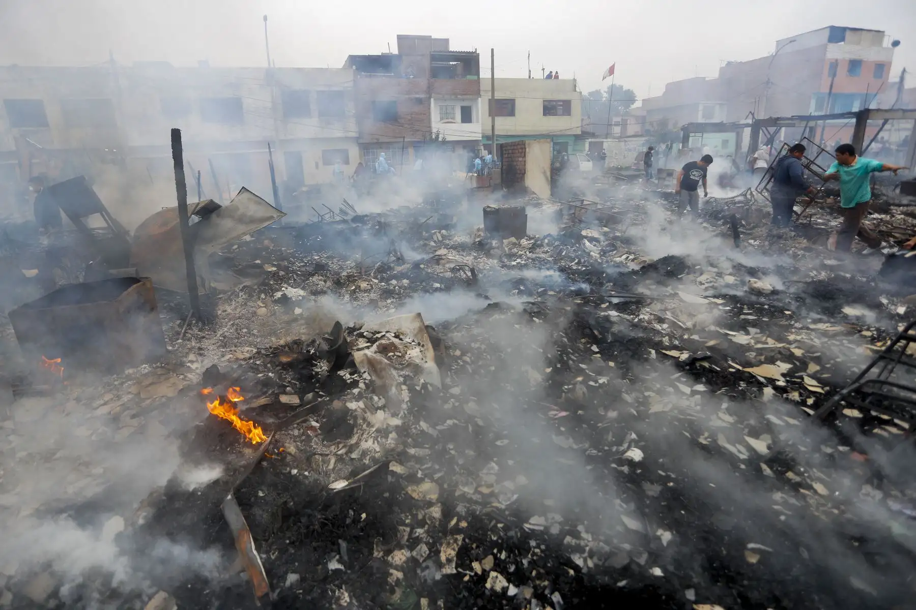 Bomberos trabajan intensamente para apagar el incendio que consume más de 200 viviendas en el Callao. Foto: ANDINA/Josue Ramos