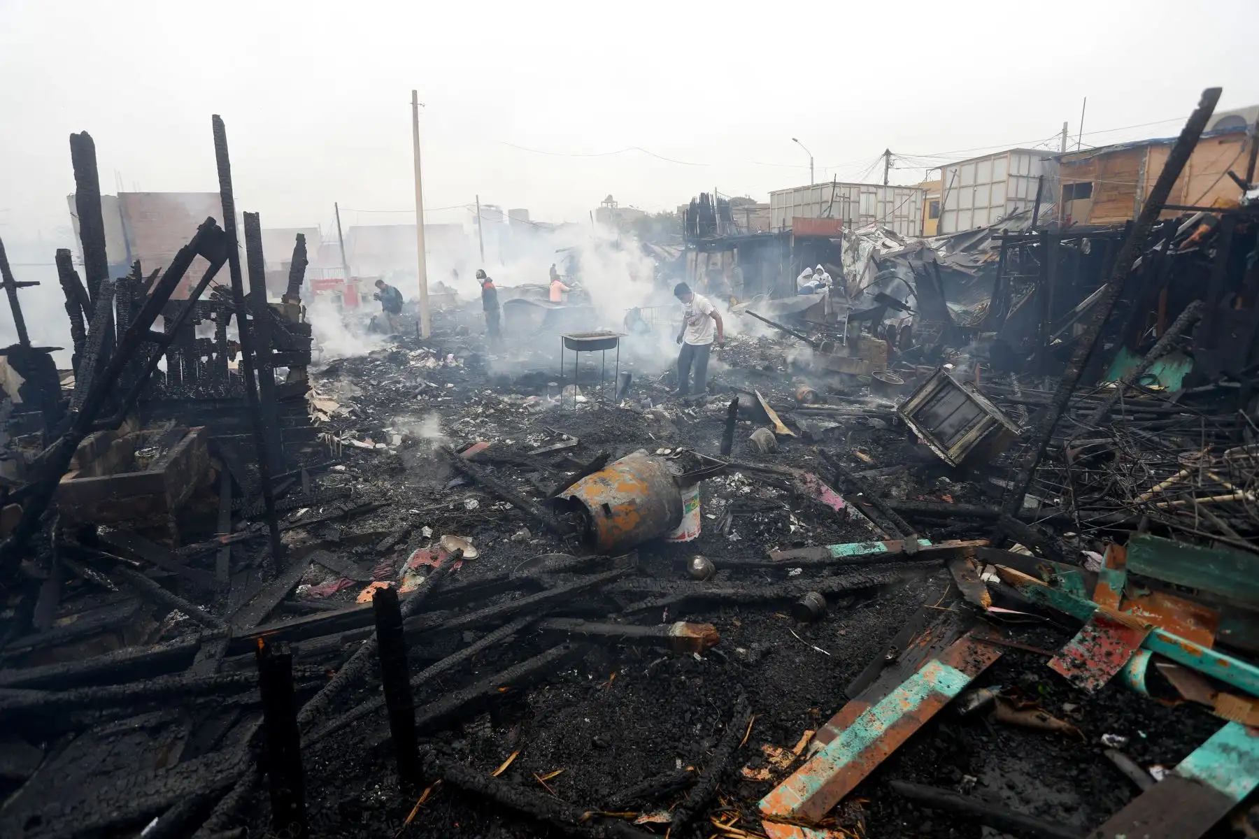 Bomberos trabajan intensamente para apagar el incendio que consume más de 200 viviendas en el Callao. Foto: ANDINA/Josue Ramos