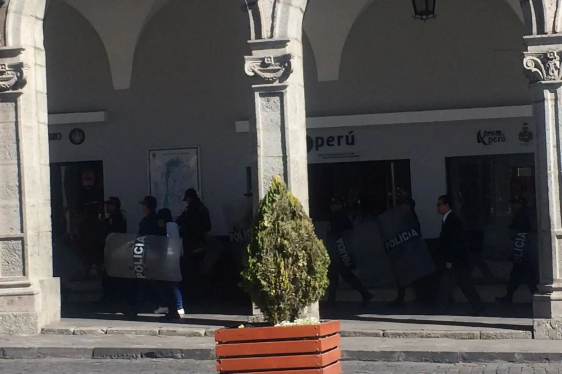 Efectivos policiales resguardan la plaza de Armas de Arequipa, debido al paro que acata un sector de la población en rechazo al proyecto minero Tía María.