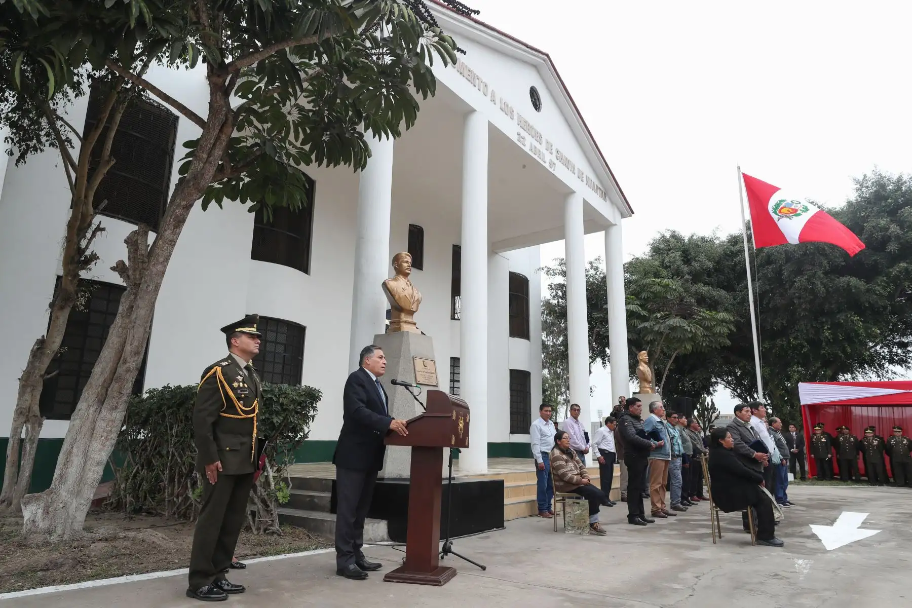 Ministro de Defensa, Jorge Moscoso preside la ceremonia de reconocimiento a mineros que apoyaron en la operación Chavín de Huántar.
Foto: MINDEF