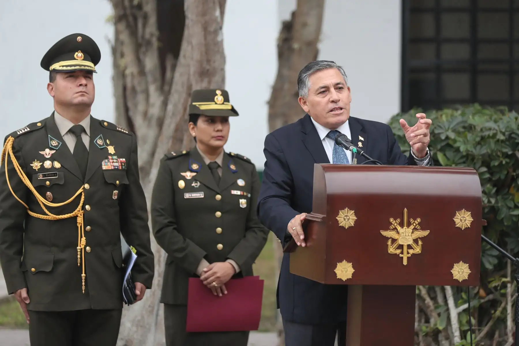 Ministro de Defensa, Jorge Moscoso preside la ceremonia de reconocimiento a mineros que apoyaron en la operación Chavín de Huántar.
Foto: MINDEF
