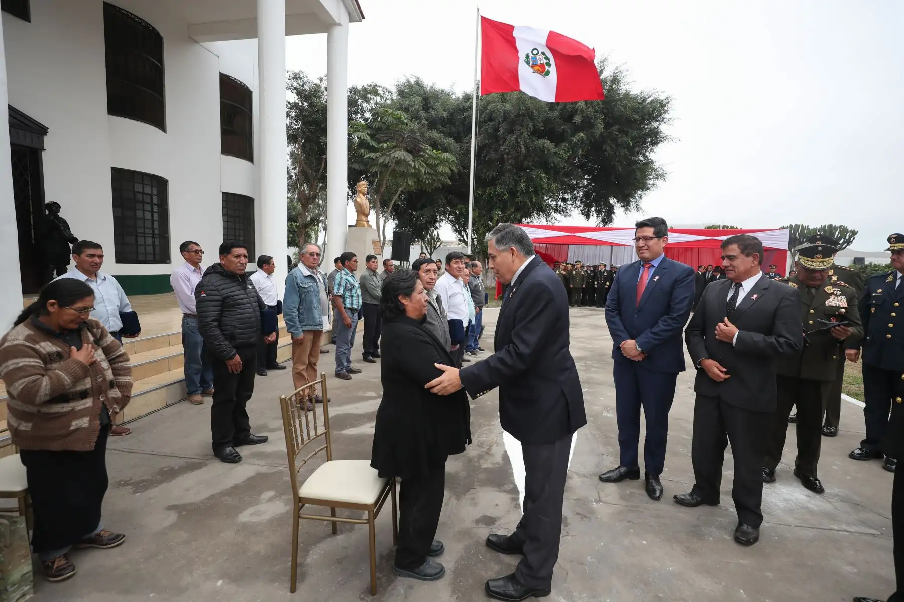 Ministro de Defensa, Jorge Moscoso preside la ceremonia de reconocimiento a mineros que apoyaron en la operación Chavín de Huántar.
Foto: MINDEF