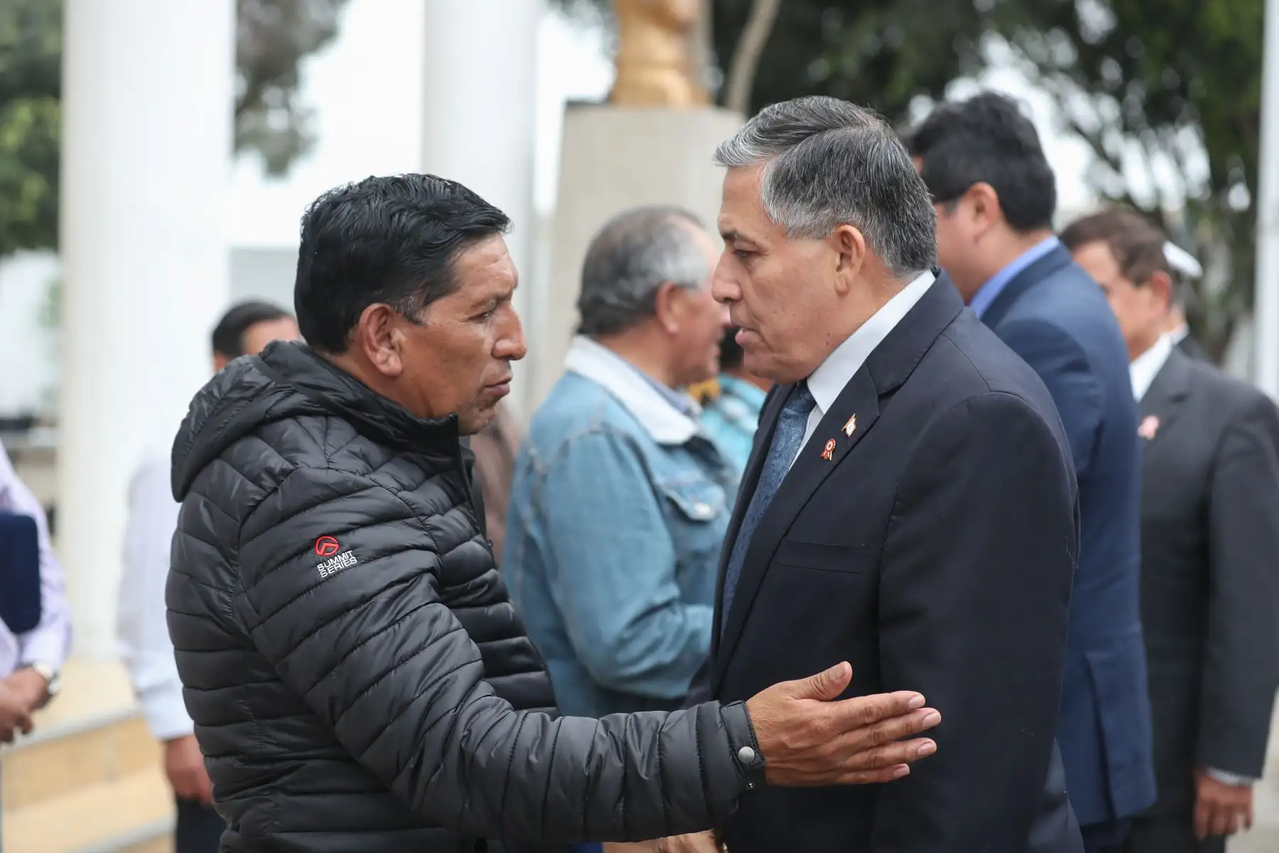 Ministro de Defensa, Jorge Moscoso preside la ceremonia de reconocimiento a mineros que apoyaron en la operación Chavín de Huántar.
Foto: MINDEF