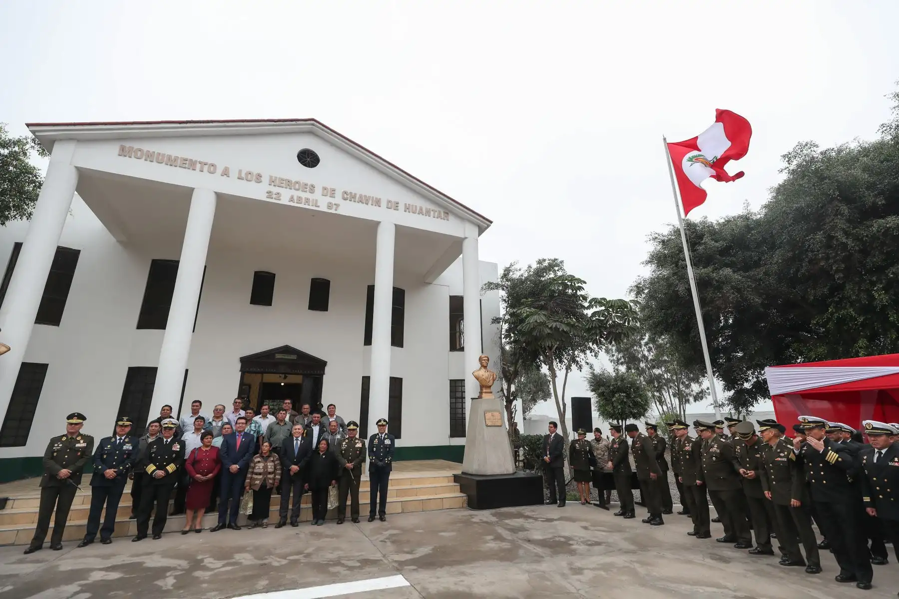 Ministro de Defensa, Jorge Moscoso preside la ceremonia de reconocimiento a mineros que apoyaron en la operación Chavín de Huántar.
Foto: MINDEF