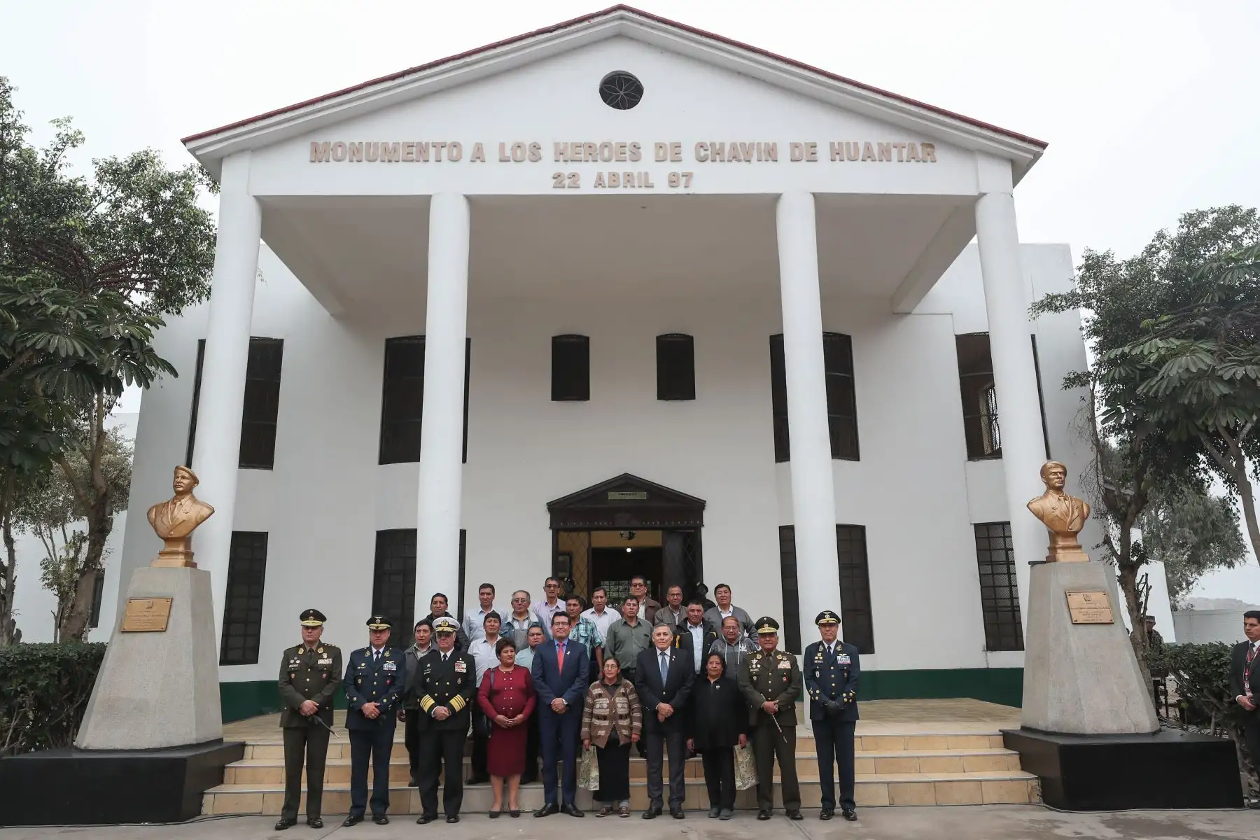 Ministro de Defensa, Jorge Moscoso preside la ceremonia de reconocimiento a mineros que apoyaron en la operación Chavín de Huántar.
Foto: MINDEF