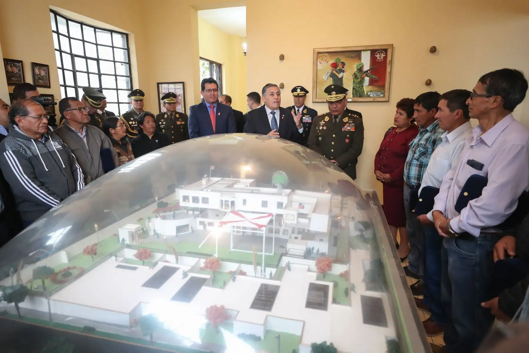 Ministro de Defensa, Jorge Moscoso preside la ceremonia de reconocimiento a mineros que apoyaron en la operación Chavín de Huántar.
Foto: MINDEF