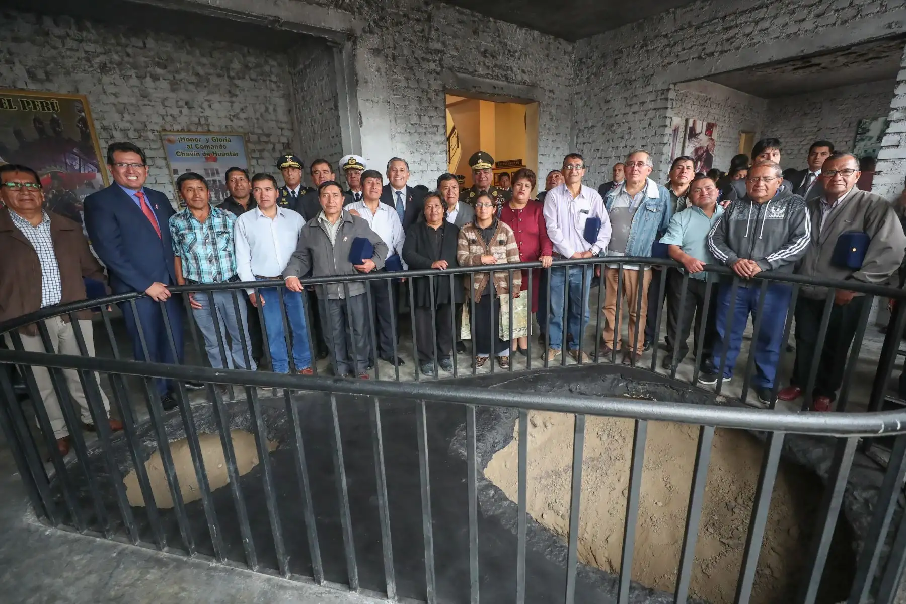 Ministro de Defensa, Jorge Moscoso preside la ceremonia de reconocimiento a mineros que apoyaron en la operación Chavín de Huántar.
Foto: MINDEF
