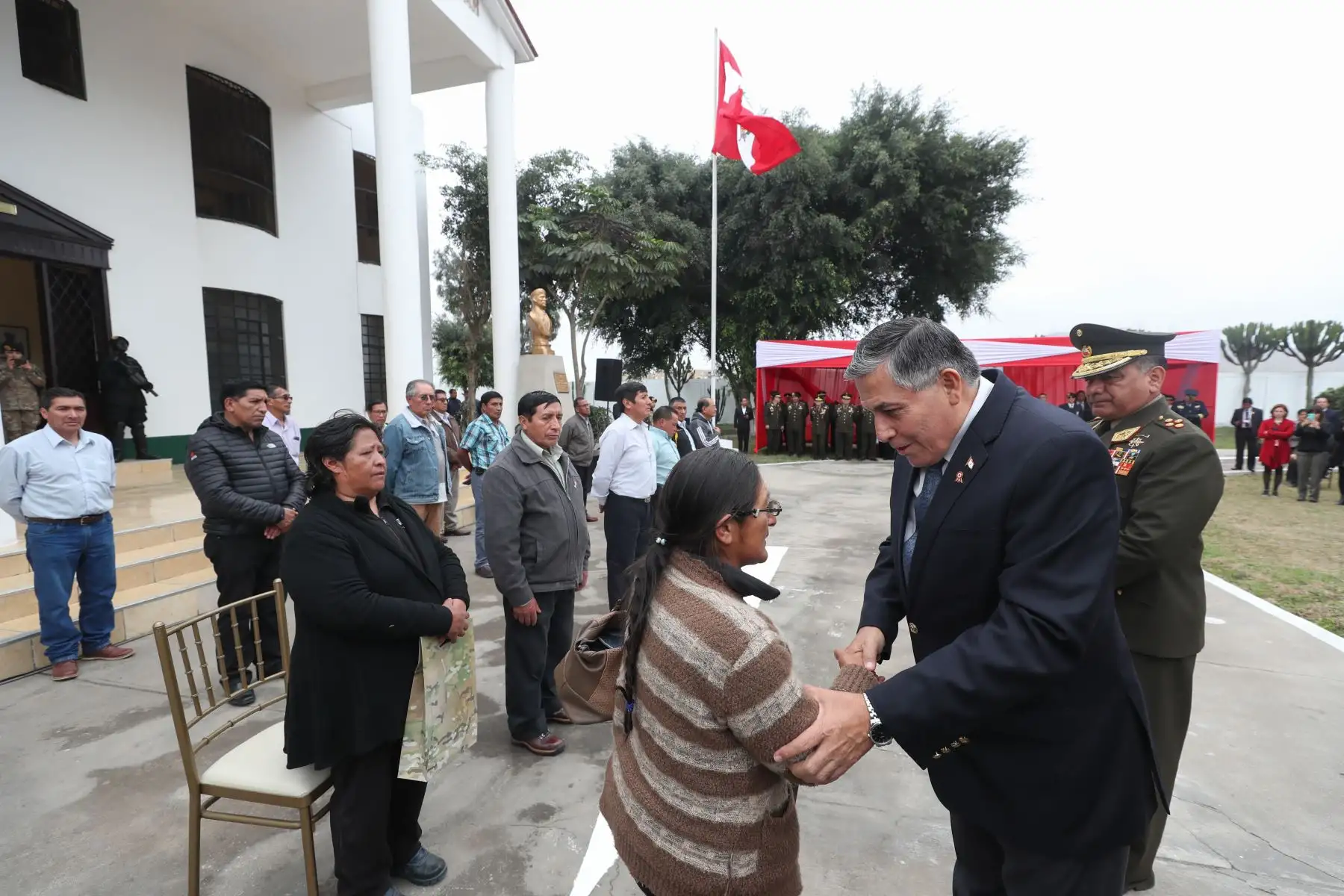 Ministro de Defensa, Jorge Moscoso preside la ceremonia de reconocimiento a mineros que apoyaron en la operación Chavín de Huántar.
Foto: MINDEF
