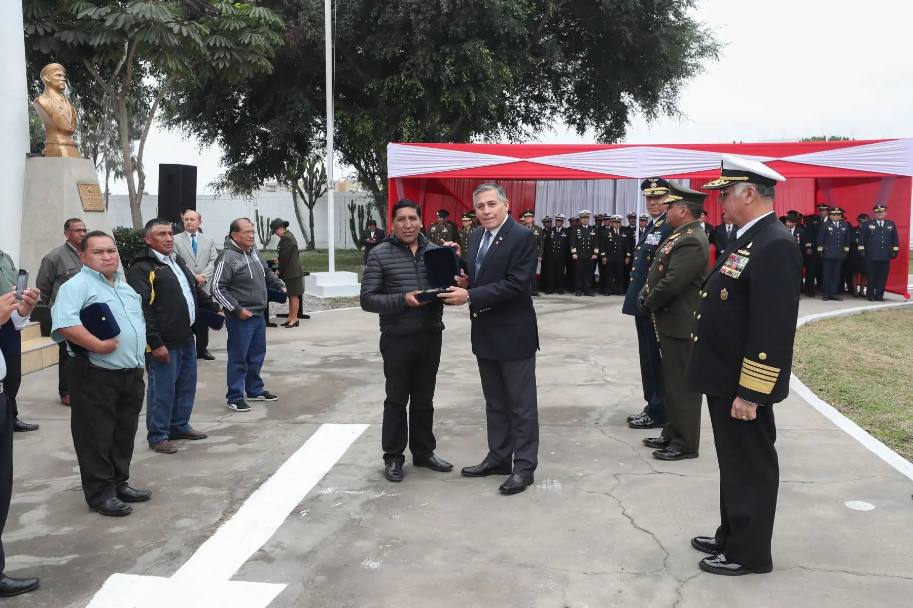 Ministro de Defensa, Jorge Moscoso preside la ceremonia de reconocimiento a mineros que apoyaron en la operación Chavín de Huántar.
Foto: MINDEF