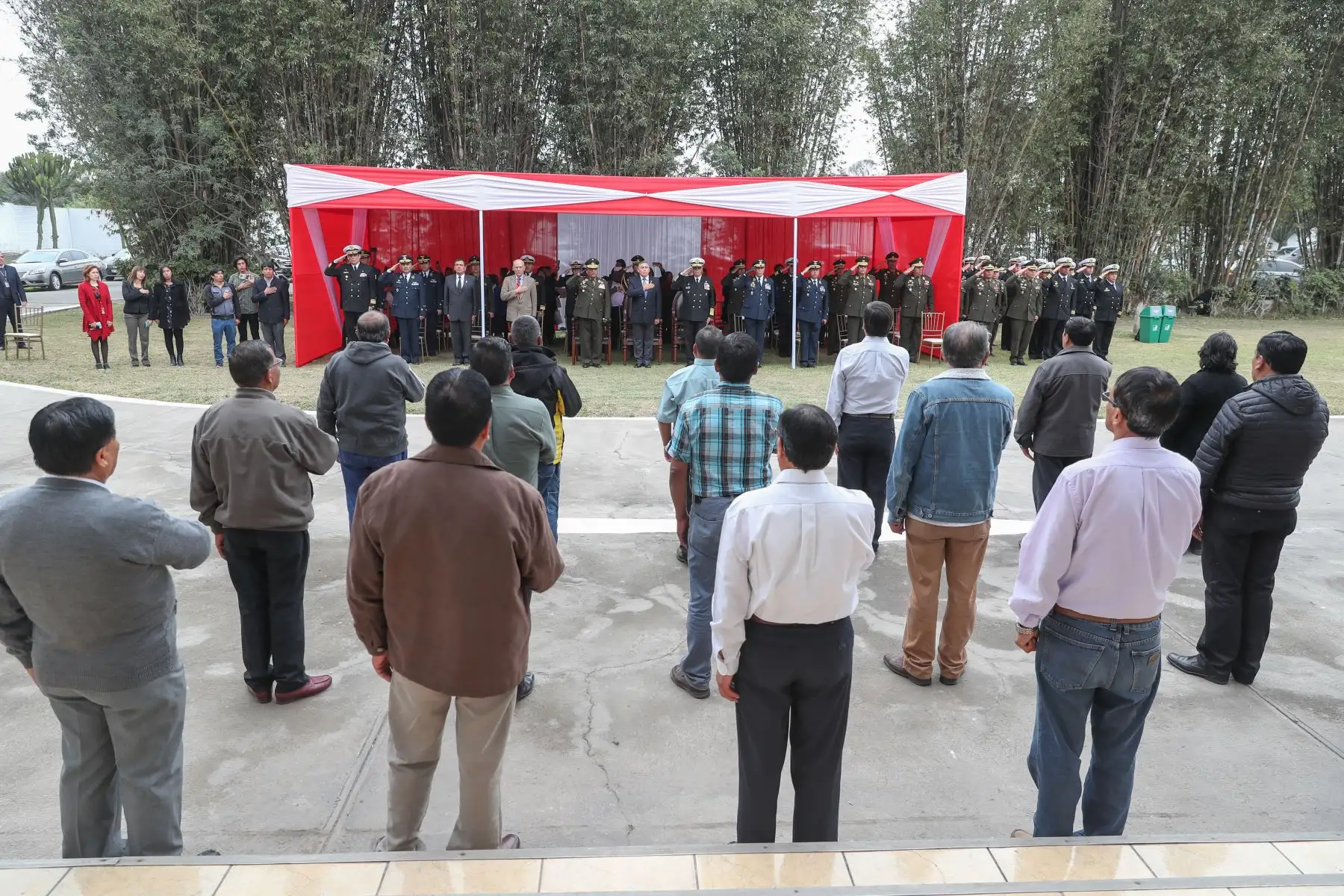 Ministro de Defensa, Jorge Moscoso preside la ceremonia de reconocimiento a mineros que apoyaron en la operación Chavín de Huántar.
Foto: MINDEF