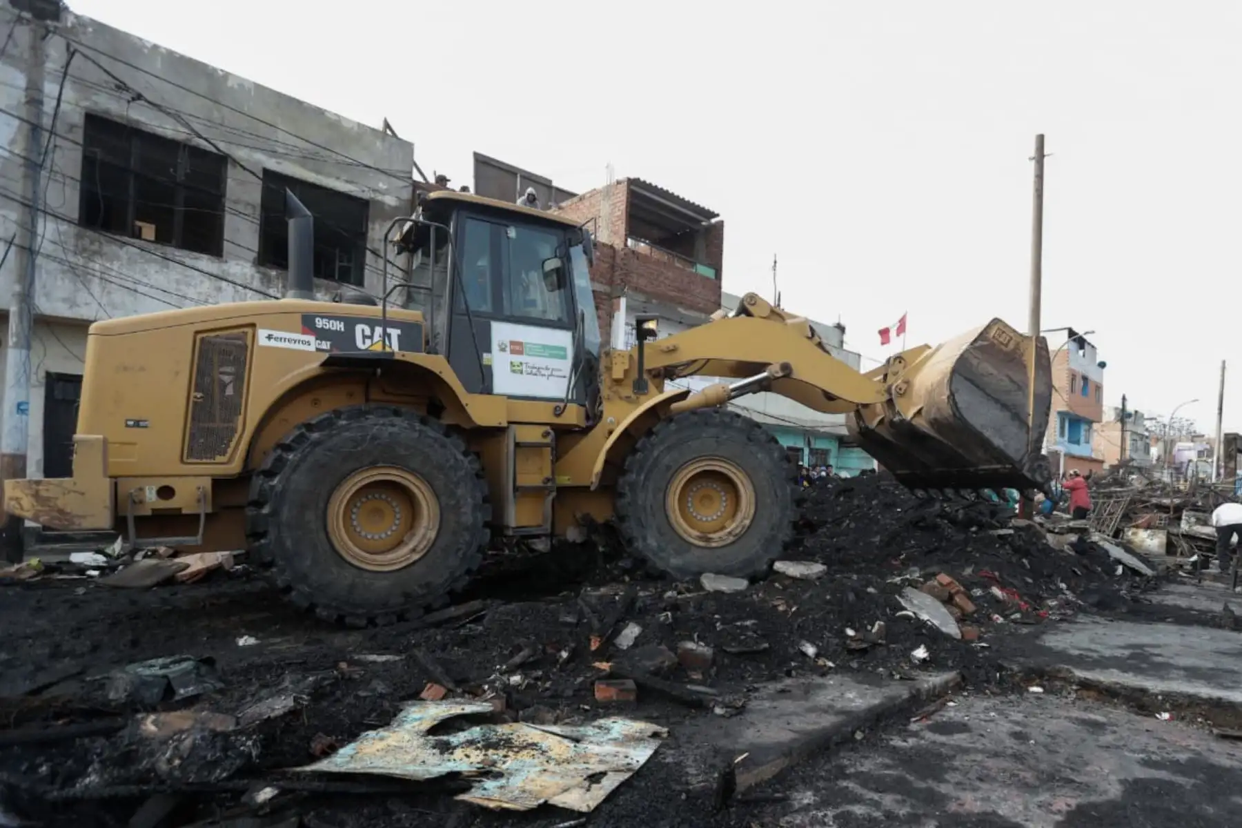 Ministro de Vivienda Miguel Estrada supervisa los trabajos en el AA.HH San Juan Bosco en el Callao afectados por pavoroso incendio.
Foto: MVCS