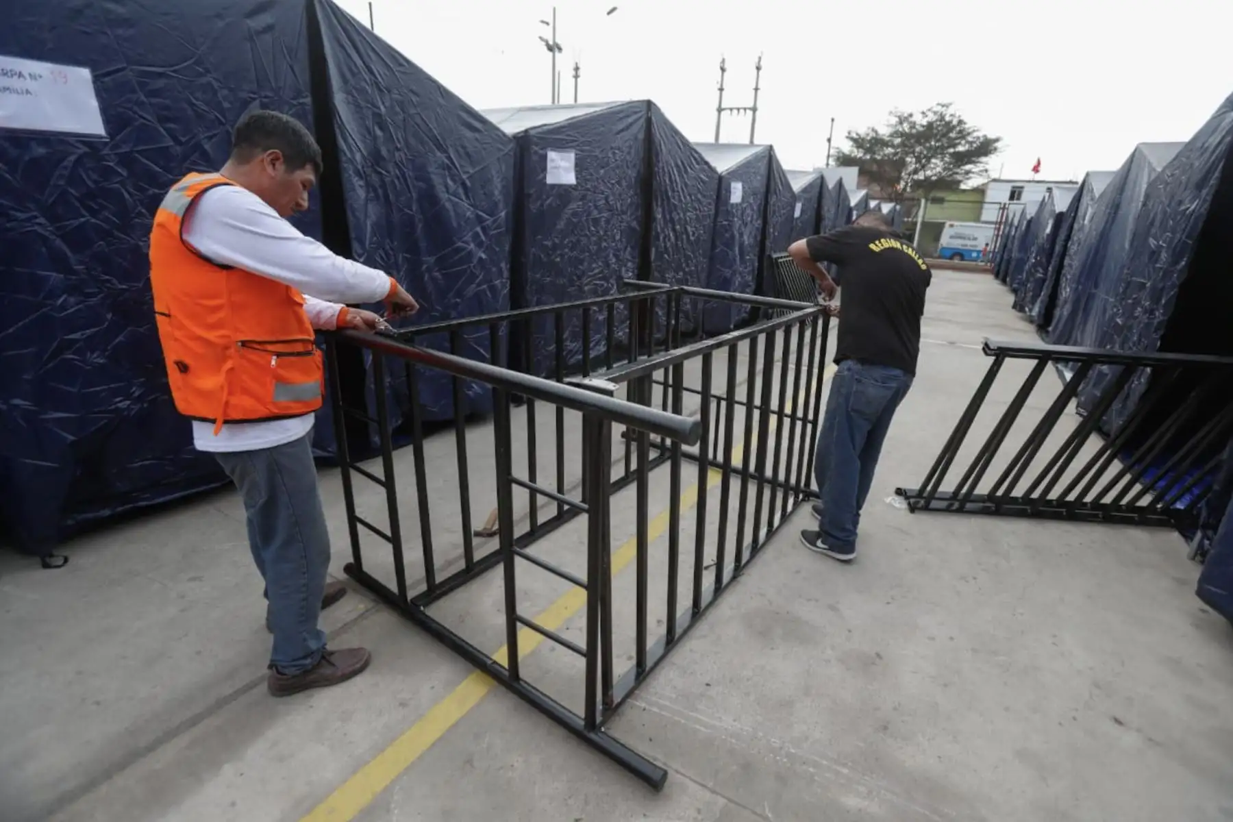 Ministro de Vivienda Miguel Estrada supervisa los trabajos en el AA.HH San Juan Bosco en el Callao afectados por pavoroso incendio.
Foto: MVCS