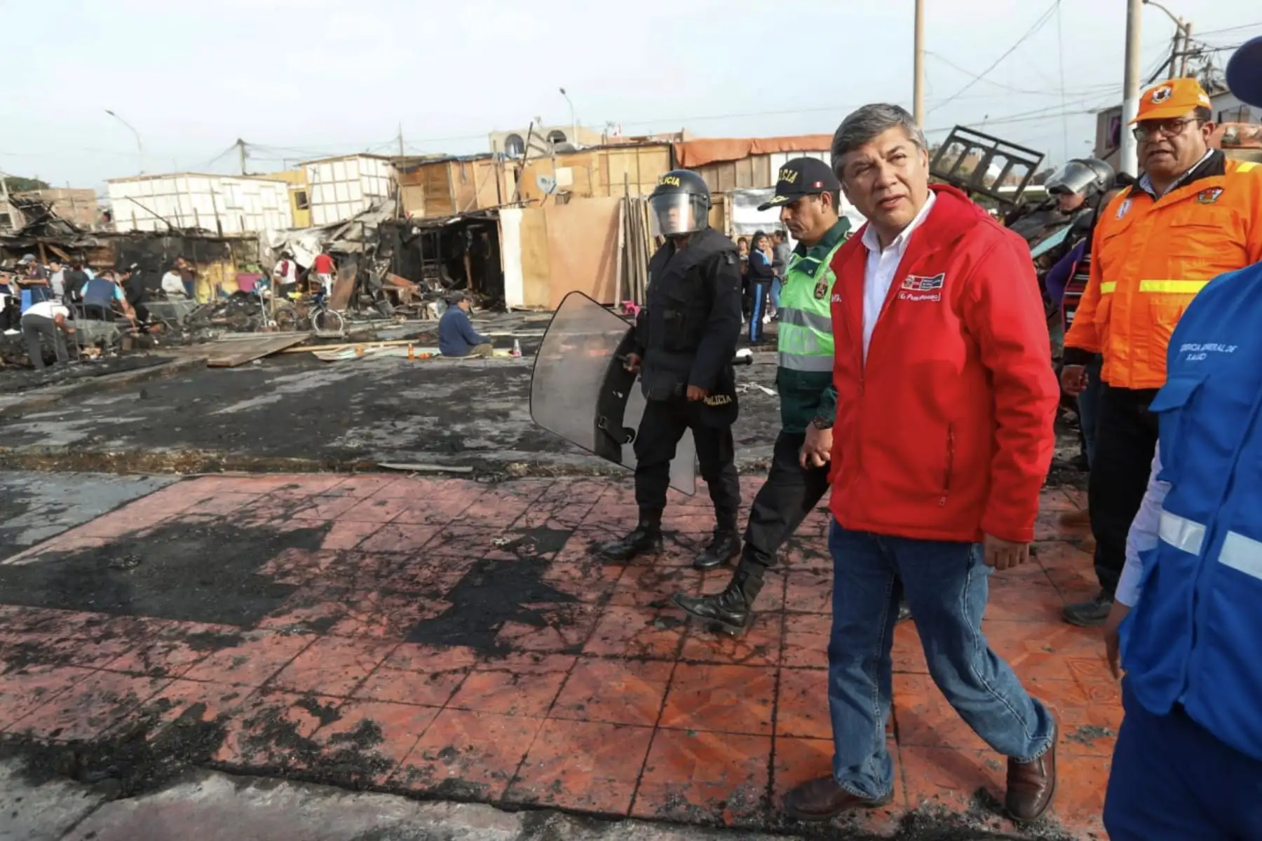 Ministro de Vivienda Miguel Estrada supervisa los trabajos en el AA.HH San Juan Bosco en el Callao afectados por pavoroso incendio.
Foto: MVCS