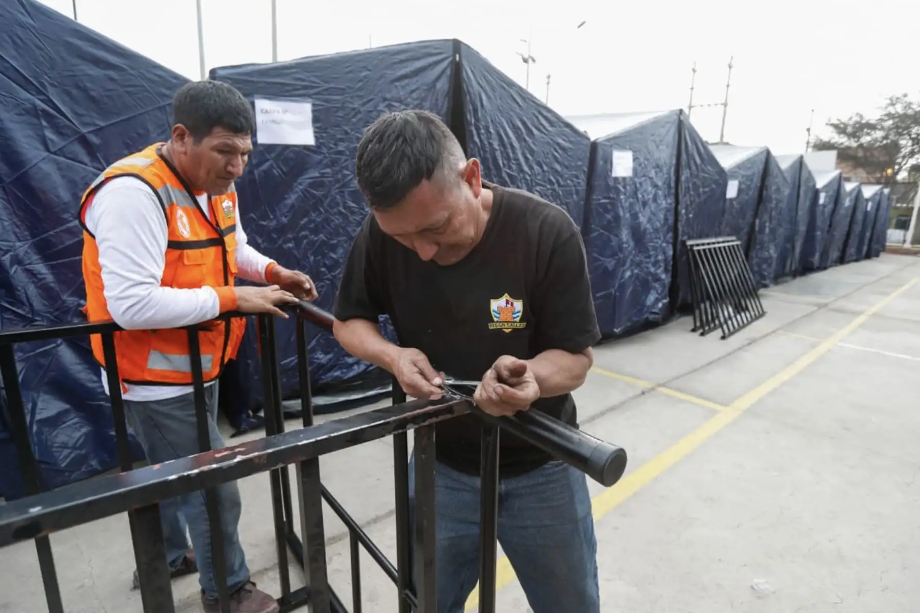 Ministro de Vivienda Miguel Estrada supervisa los trabajos en el AA.HH San Juan Bosco en el Callao afectados por pavoroso incendio.
Foto: MVCS