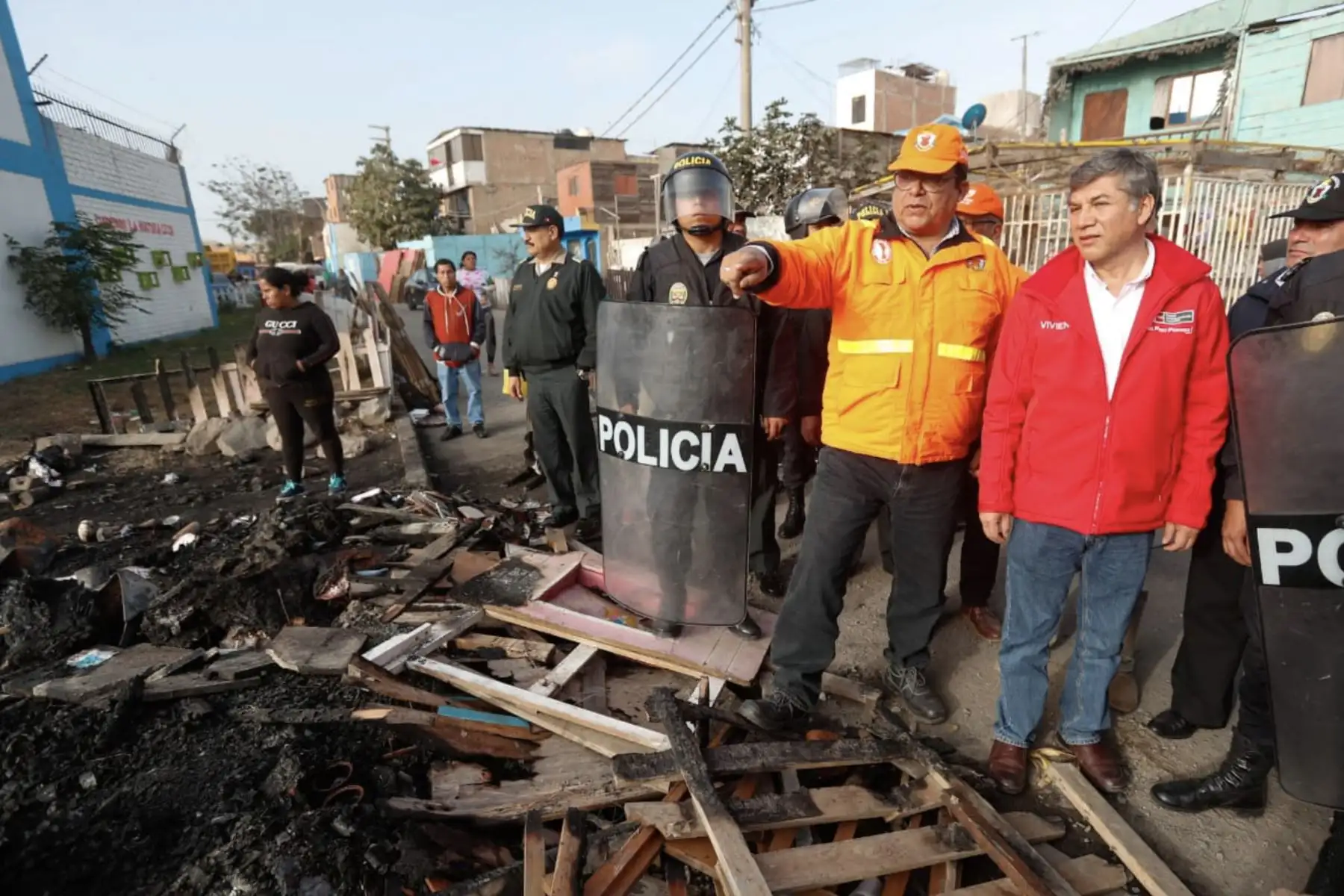 Ministro de Vivienda Miguel Estrada supervisa los trabajos en el AA.HH San Juan Bosco en el Callao afectados por pavoroso incendio.
Foto: MVCS