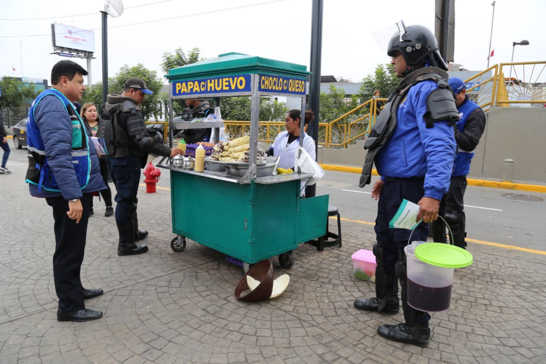 Operativo de retiro de ambulantes en alrededores del,estadio Nacional. Foto: Andina/Difusión