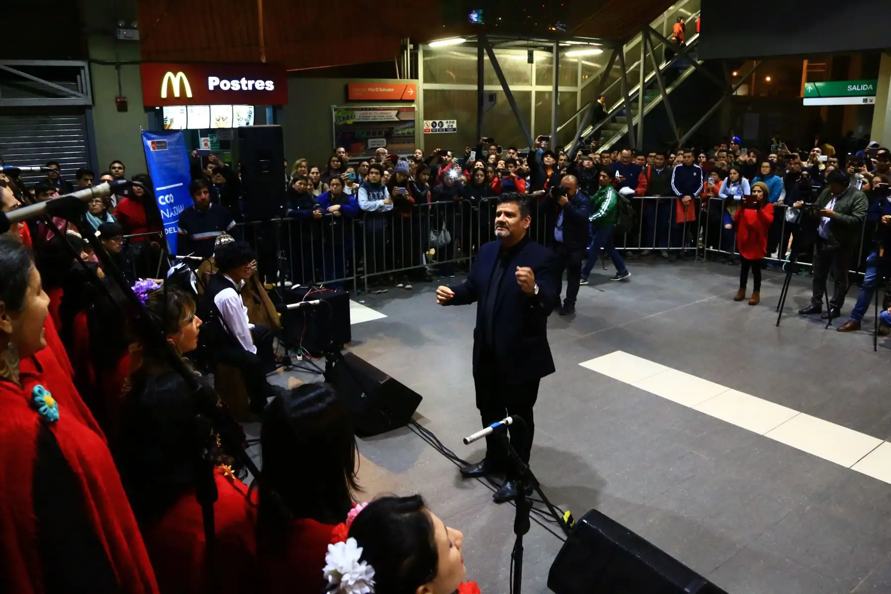 Ministro de Cultura, Luis Jaime Castillo participa en la presentación del Coro Nacional del Perú en la estación La Cultura del Metro de Lima linea .
Foto: ANDINA/Pedro Cárdenas