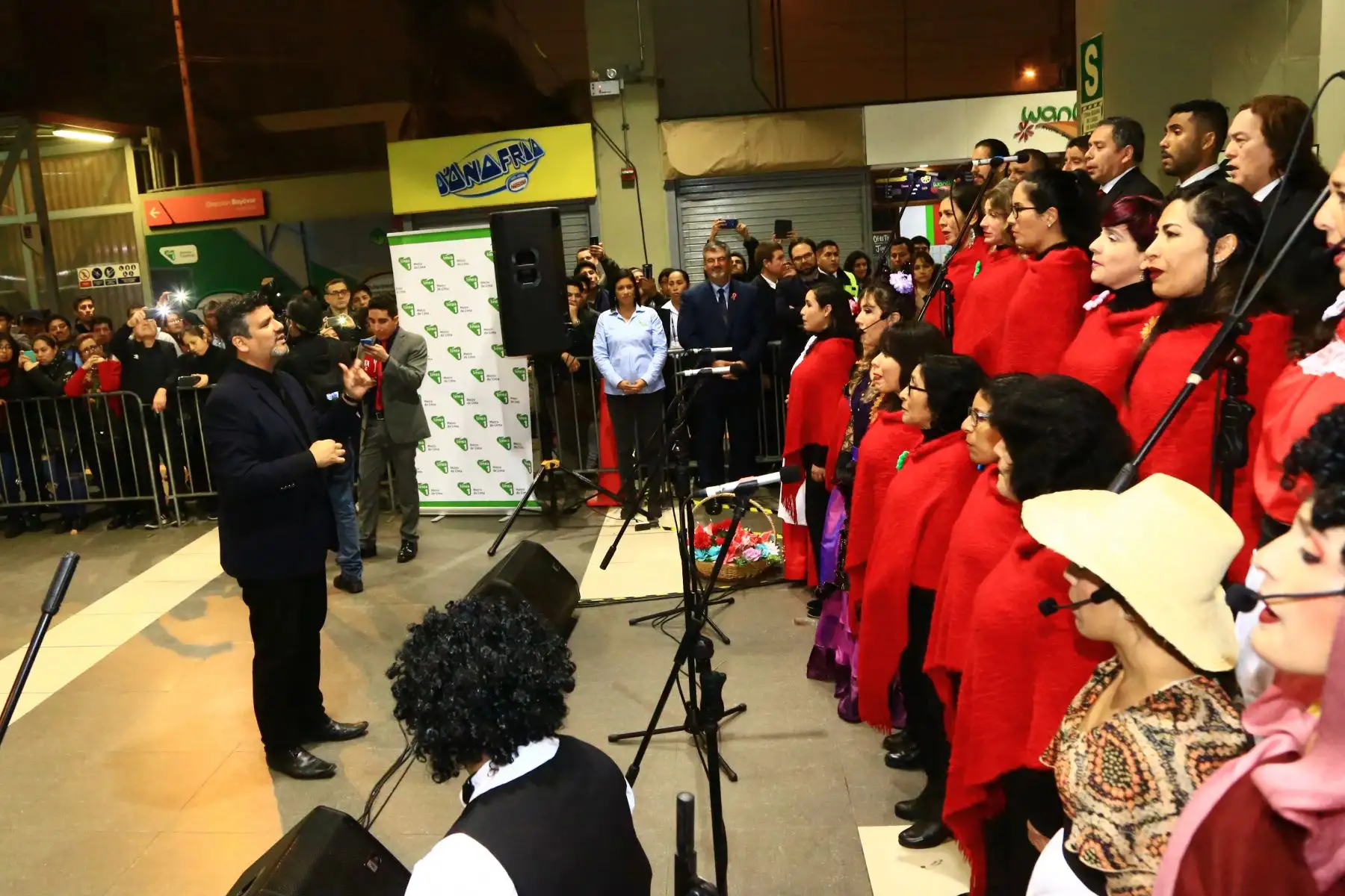 Ministro de Cultura, Luis Jaime Castillo participa en la presentación del Coro Nacional del Perú en la estación La Cultura del Metro de Lima linea .
Foto: ANDINA/Pedro Cárdenas