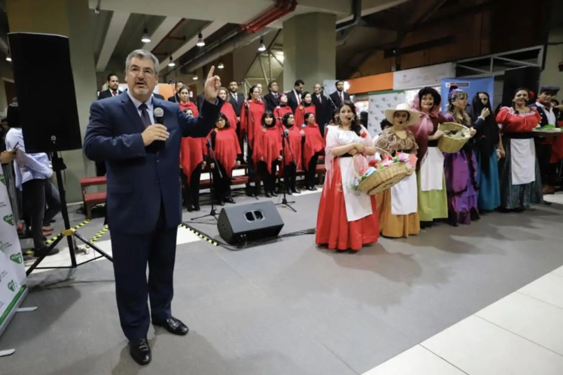 Ministro de Cultura, Luis Jaime Castillo participa en la presentación del Coro Nacional del Perú en la estación La Cultura del Metro de Lima linea .
Foto: MINCUL