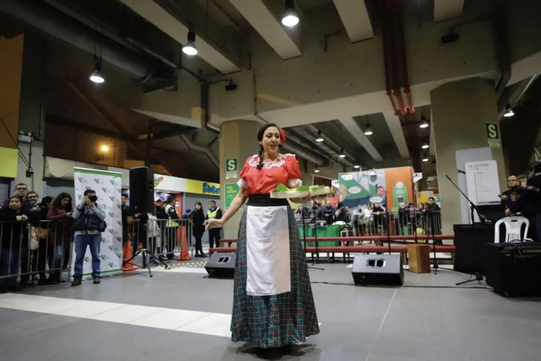 Ministro de Cultura, Luis Jaime Castillo participa en la presentación del Coro Nacional del Perú en la estación La Cultura del Metro de Lima linea .
Foto: MINCUL