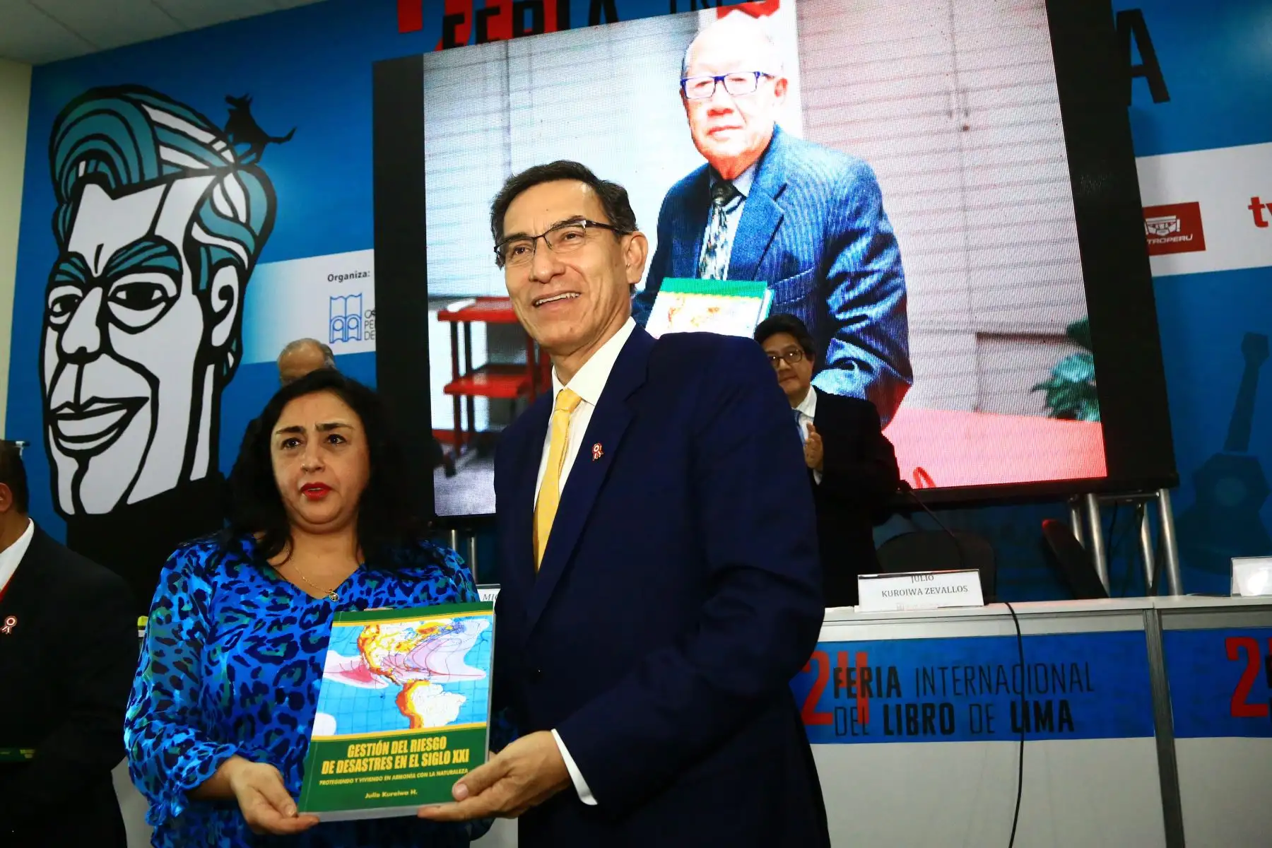 Presidente Martín Vizcarra y la Gerente General de Editora Perú , Nelly Patricia Zavaleta Vertiz participan en la presentación del libro "Gestión del riesgo de desastres en el siglo XXI" del reconocido ingeniero Julio Kuroiwa en la Feria Internacional del Libro de Lima.
Foto: ANDINA/Pedro Cárdenas