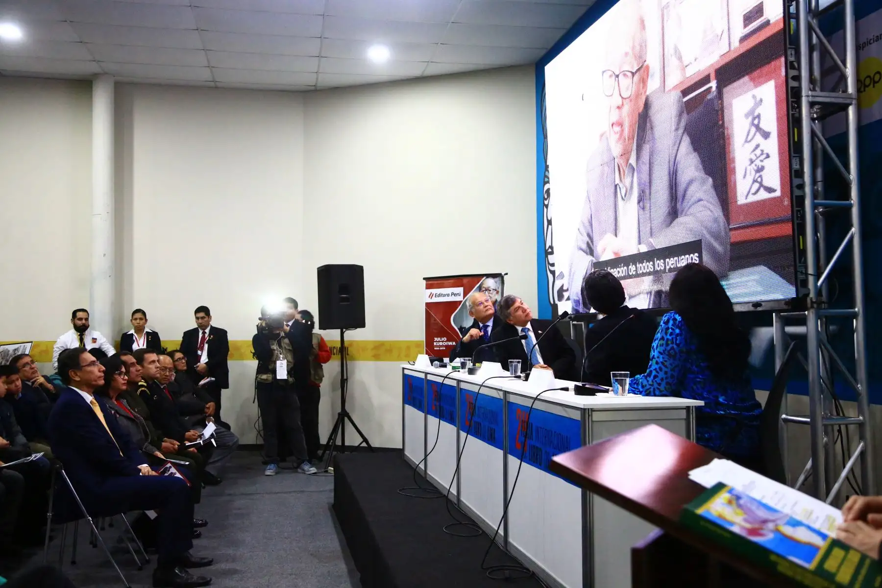 Presidente Martín Vizcarra participa en la presentación del libro "Gestión del riesgo de desastres en el siglo XXI" del reconocido ingeniero Julio Kuroiwa en la Feria Internacional del Libro de Lima.
Foto: ANDINA/Pedro Cárdenas