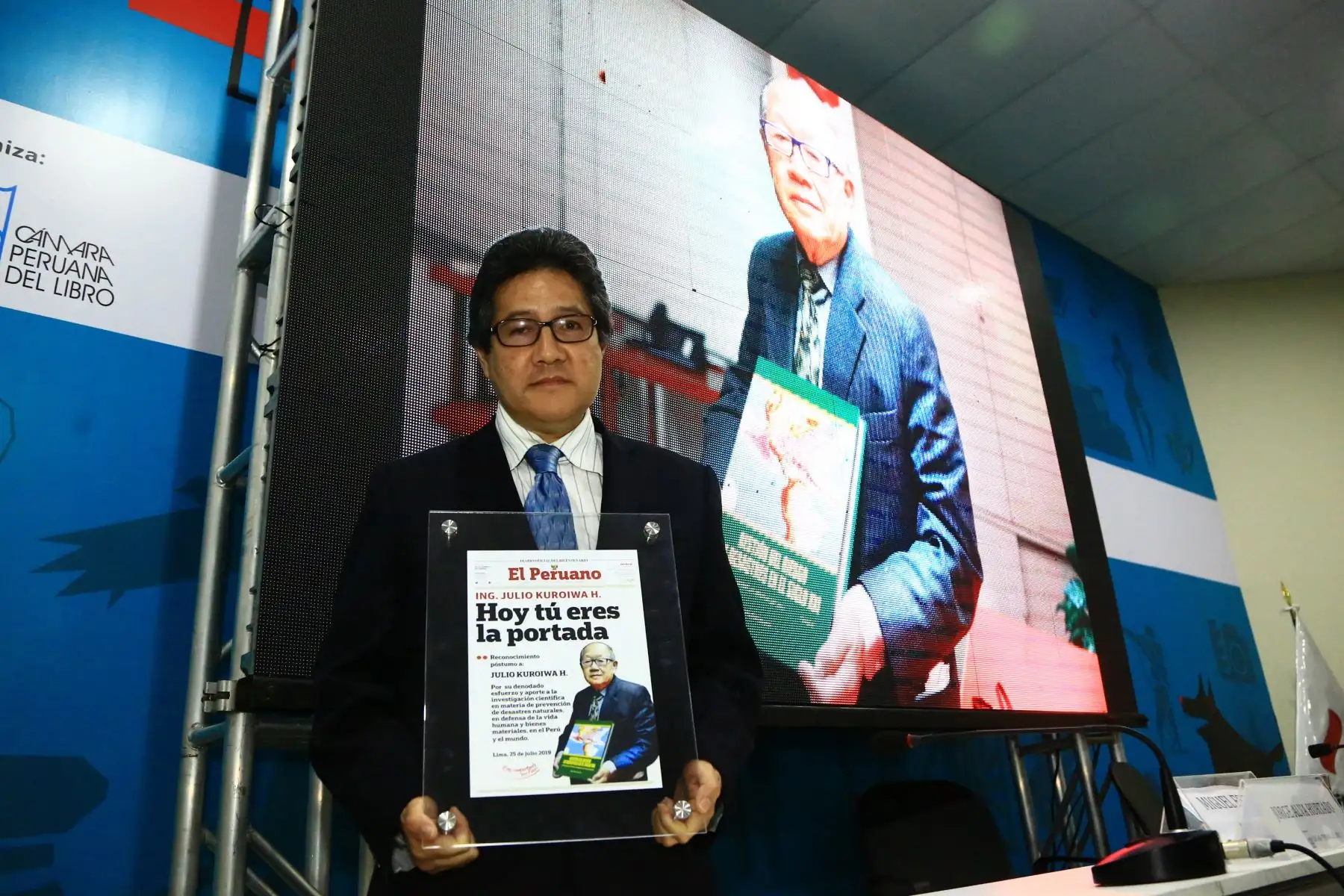 Julio Kuroiwa ( Hijo ) asiste a la presentación del libro "Gestión del riesgo de desastres en el siglo XXI" del reconocido ingeniero Julio Kuroiwa en la Feria Internacional del Libro de Lima.
Foto: ANDINA/Pedro Cárdenas