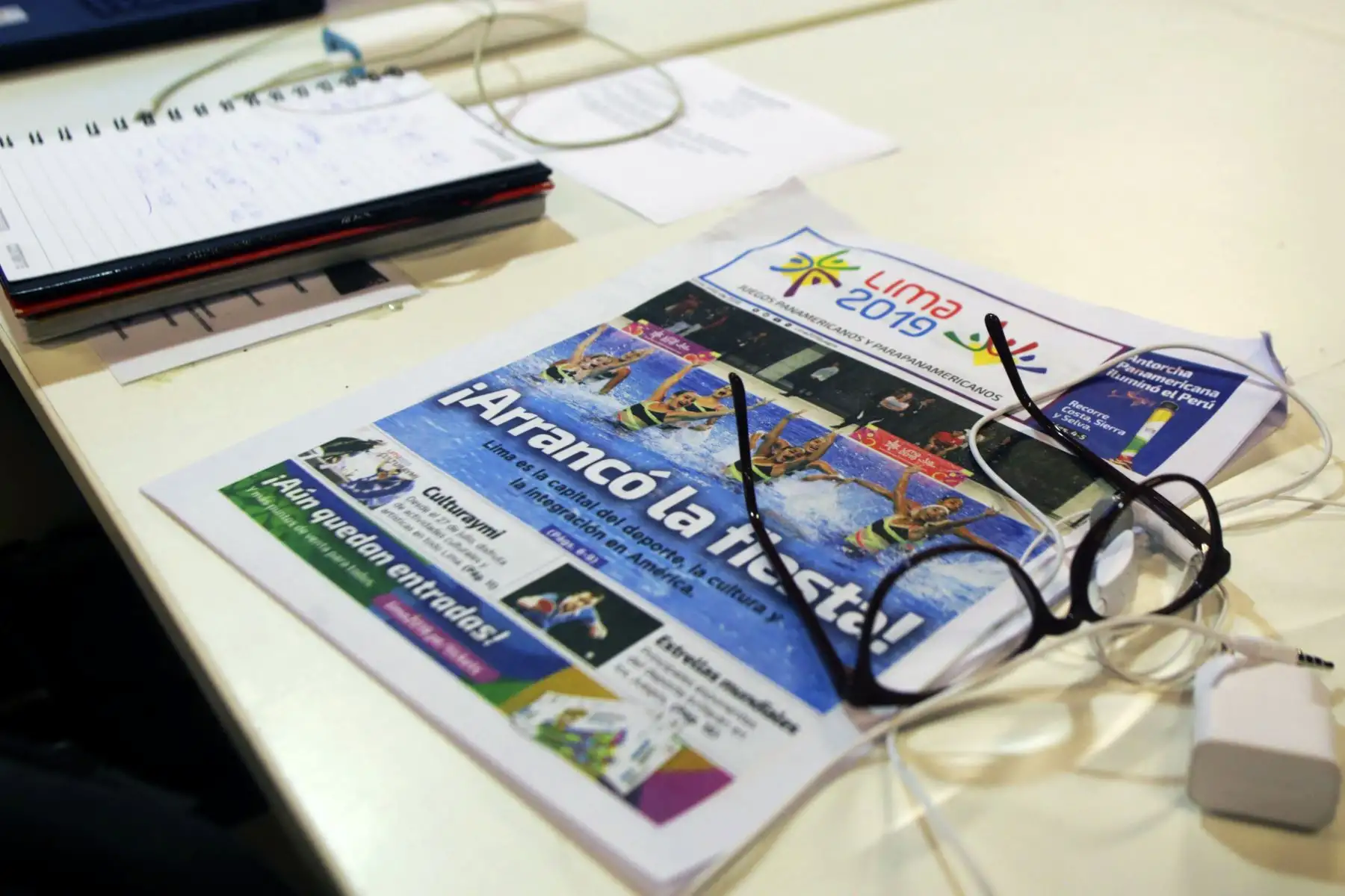 Periodistas en el centro internacional de prensa se informan del día a día de los juegos Panamericanos con el diario Lima 2019, impreso por Editora Perú. Foto: ANDINA/ Lima 2019