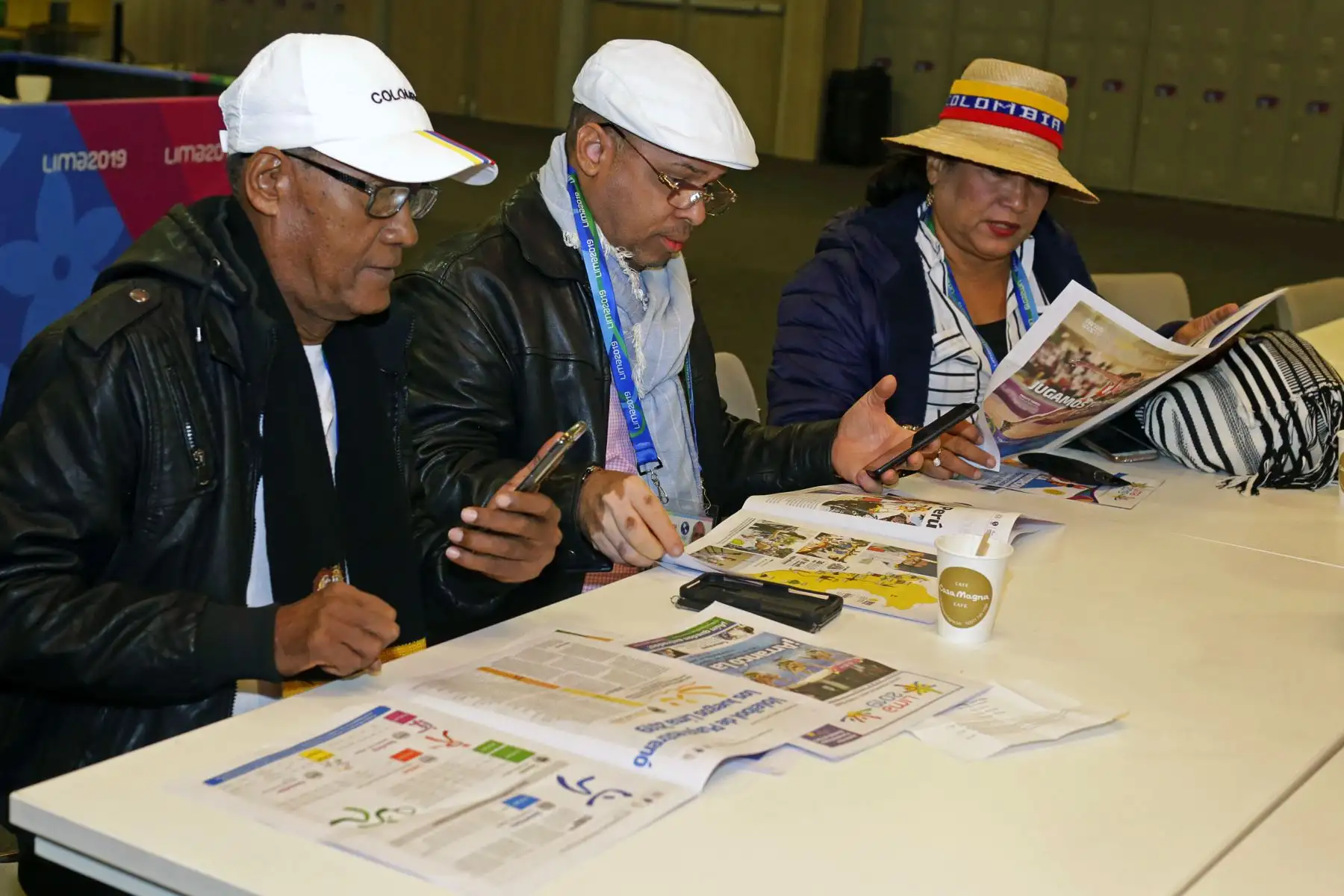 Periodistas en el centro internacional de prensa se informan del día a día de los juegos Panamericanos con el diario Lima 2019, impreso por Editora Perú. Foto: ANDINA/ Lima 2019