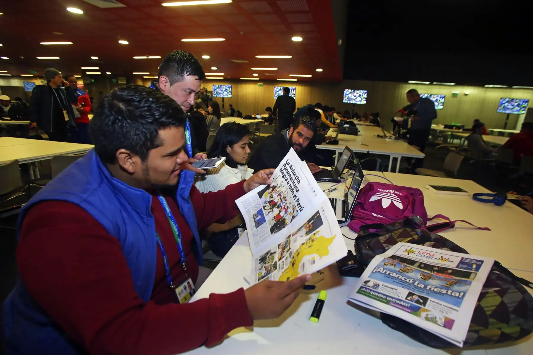 Periodistas en el centro internacional de prensa se informan del día a día de los juegos Panamericanos con el diario Lima 2019, impreso por Editora Perú. Foto: ANDINA/ Lima 2019
