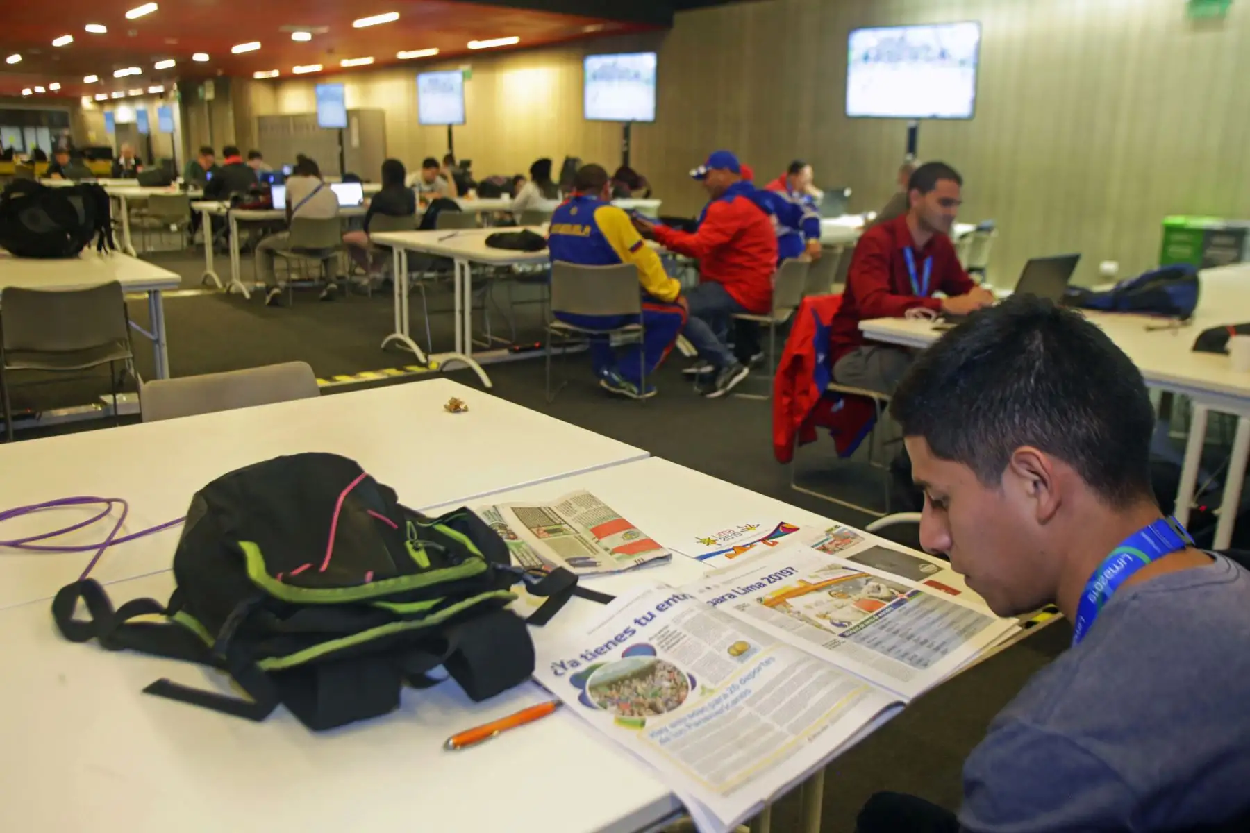 Periodistas en el centro internacional de prensa se informan del día a día de los juegos Panamericanos con el diario Lima 2019, impreso por Editora Perú. Foto: ANDINA/ Lima 2019