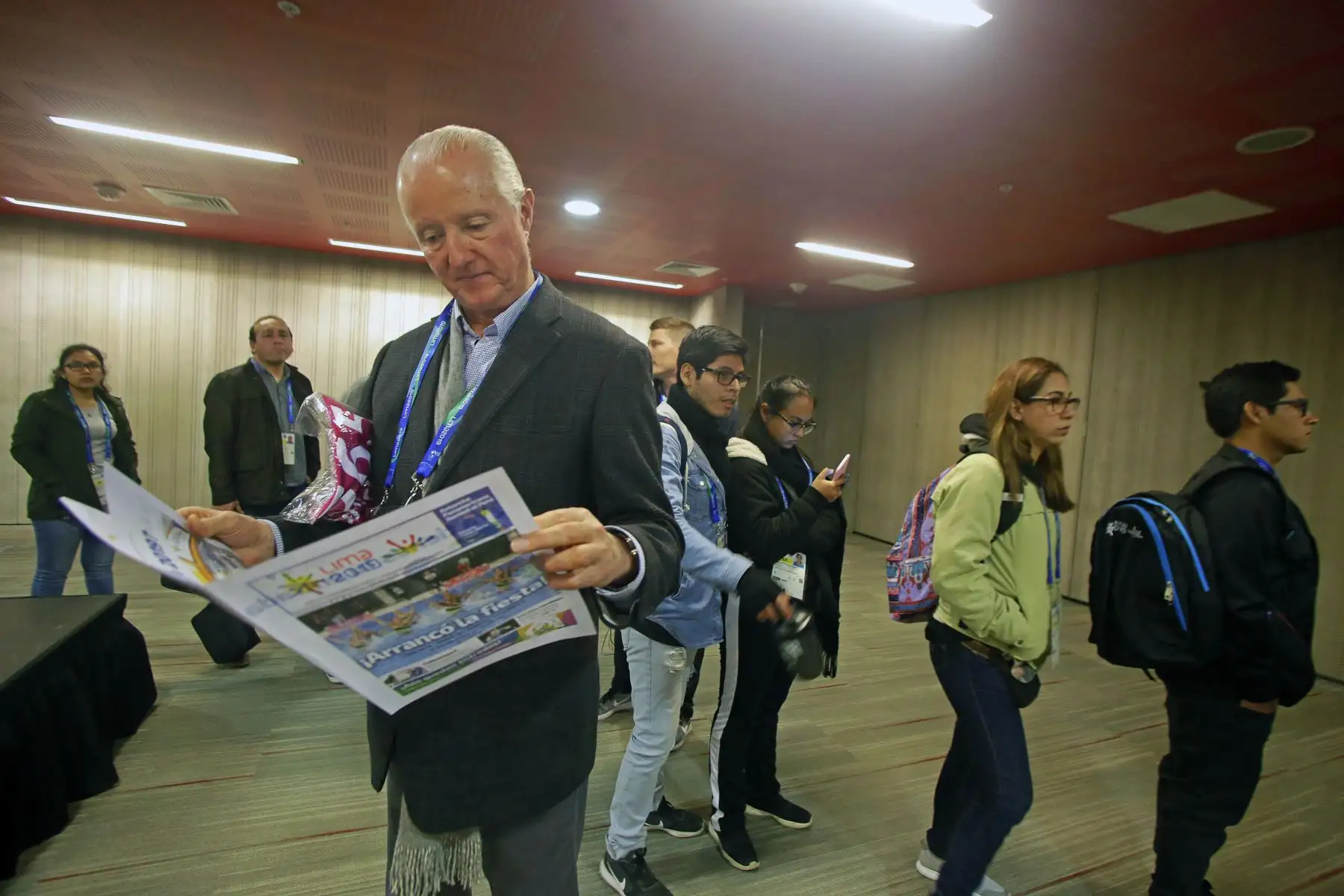Periodistas en el centro internacional de prensa se informan del día a día de los juegos Panamericanos con el diario Lima 2019, impreso por Editora Perú. Foto: ANDINA/ Lima 2019