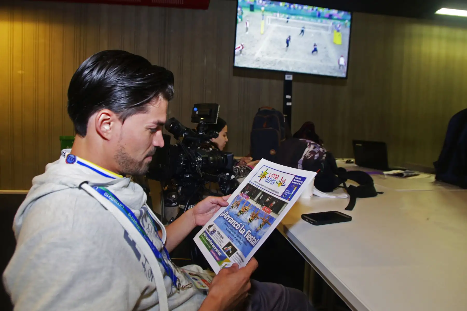 Periodistas en el centro internacional de prensa se informan del día a día de los juegos Panamericanos con el diario Lima 2019, impreso por Editora Perú. Foto: ANDINA/ Lima 2019