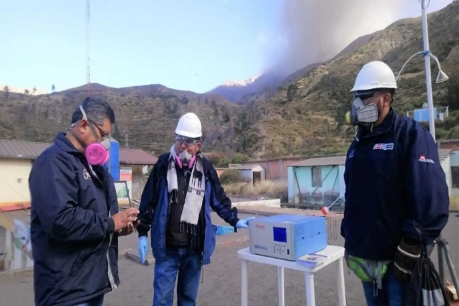 Especialistas de la Dirección General de Salud Ambiental e Inocuidad Alimentaria (Digesa) del Ministerio de Salud (Minsa) se encuentran en el distrito de Ubinas, provincia General Sánchez Cerro, región Moquegua para monitorear la calidad ambiental del aire en la zona afectada por el proceso eruptivo del volcán Ubinas.